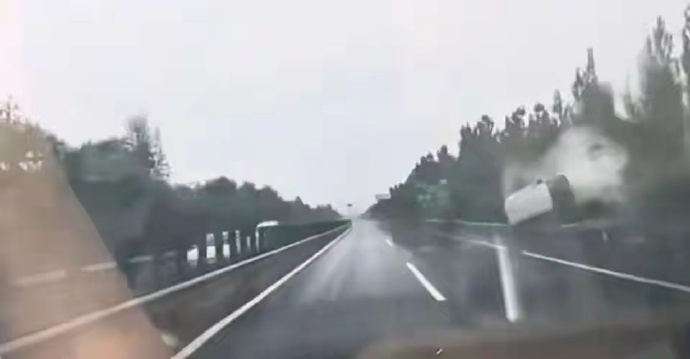 一輛白色轎車在高速公路上打滑，發生嚴重車禍。（翻攝自微博）