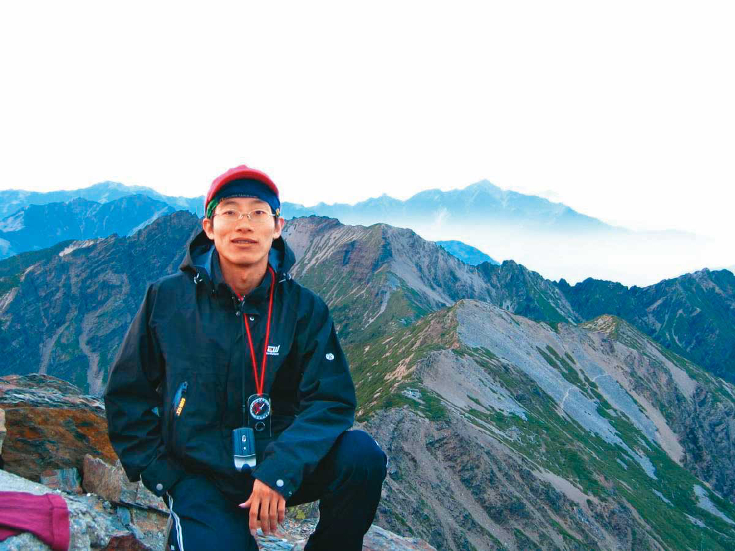 蔡松霈喜愛接近大自然,熱愛登山、健行,曾登頂玉山。(德典生技提供)