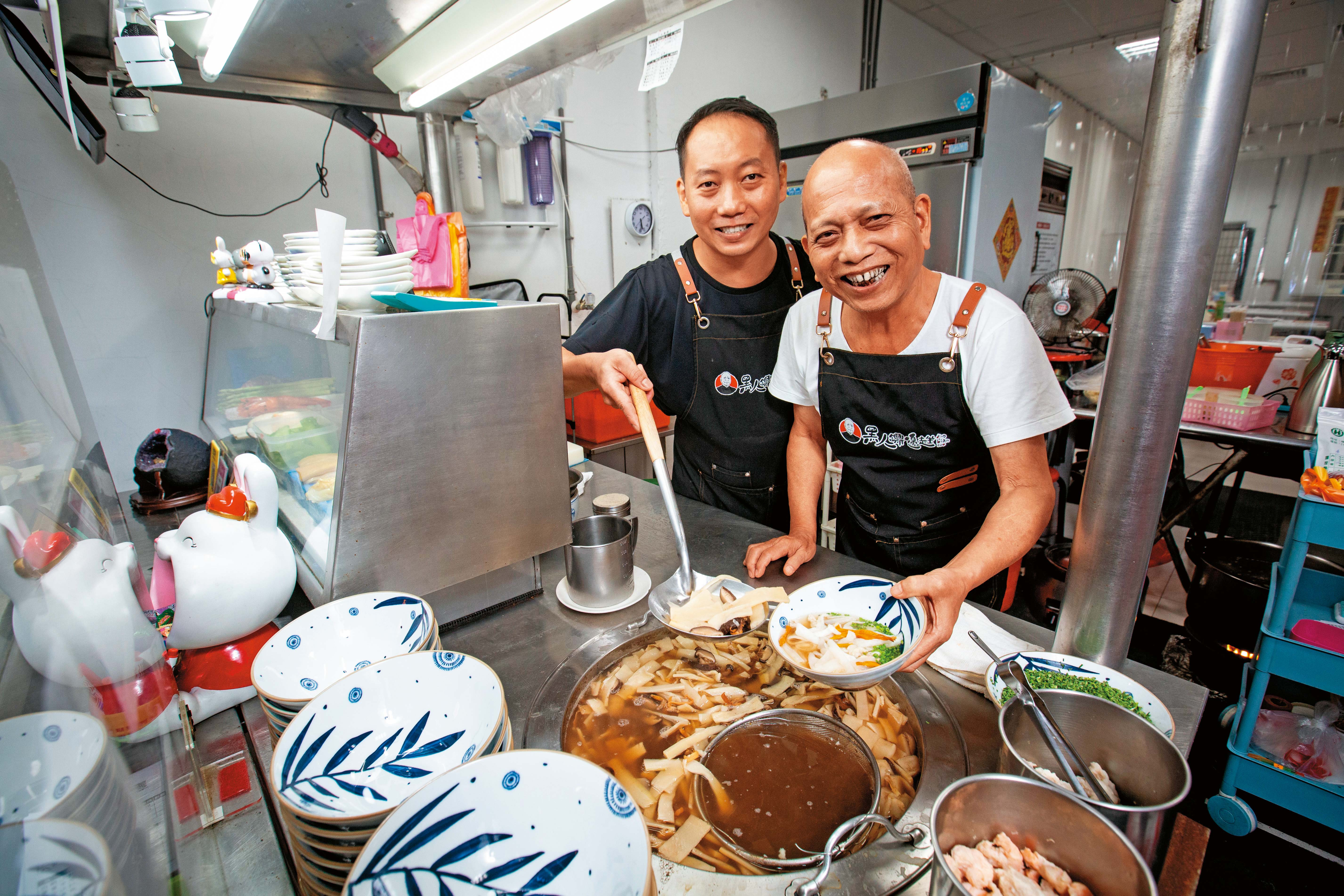 老總鋪師唐賢次（右）50多年前在桃園街邊開始賣鼎邊趖，小兒子唐茂檳（左）7年前見父親年邁，辭去穩定工作，從頭學起接下老店。