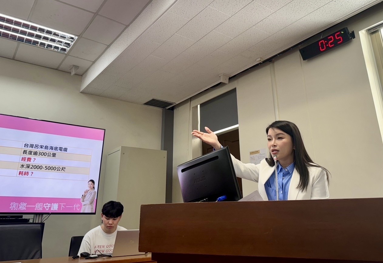 經濟部長郭智輝，拋出於菲律賓等鄰近國家建綠電廠，再將綠電運回台灣，國民黨立委張嘉郡今抨擊相關想法。（立委張嘉郡國會辦公室提供）