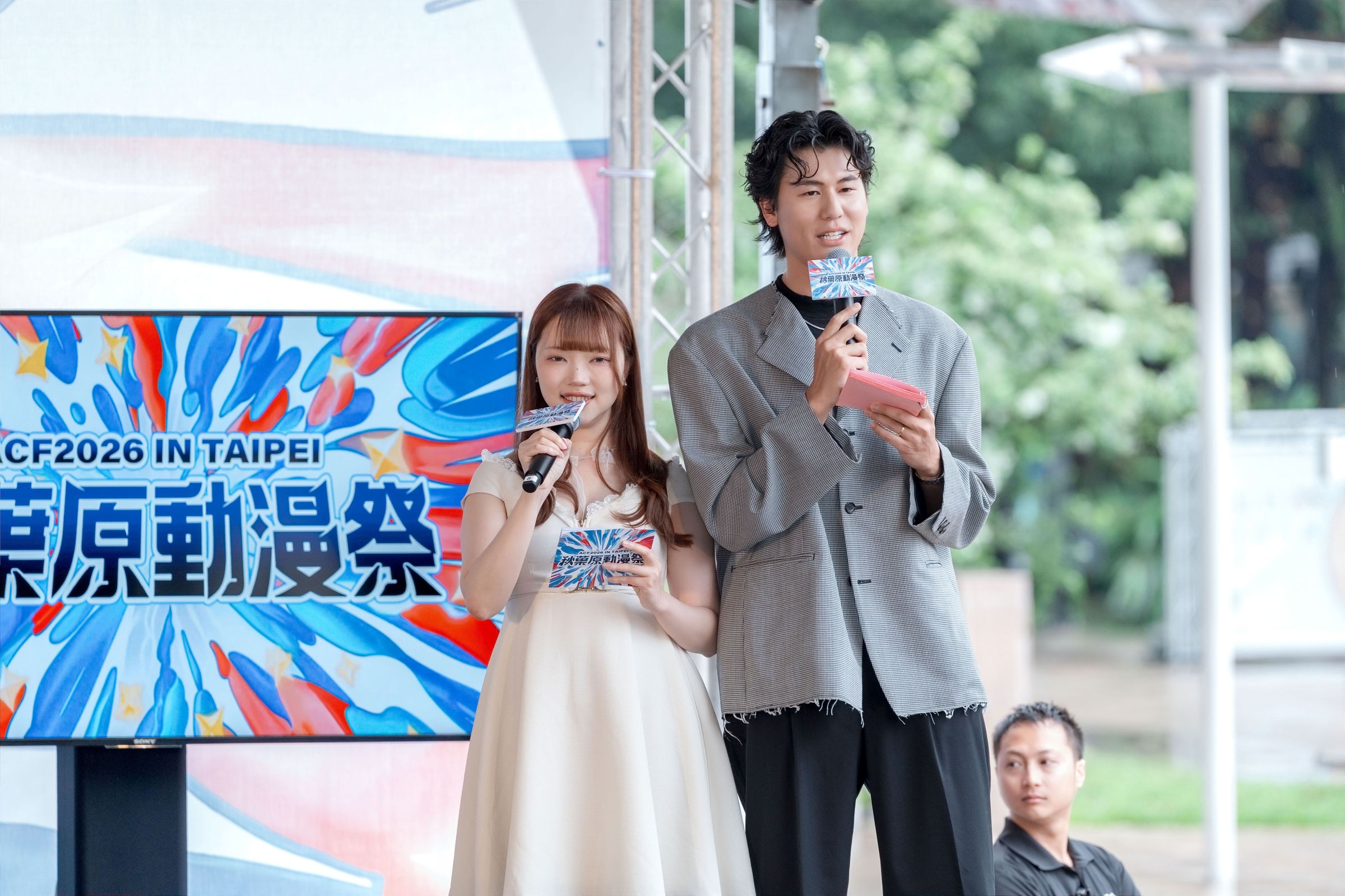 主持人風田與小喵互動逗趣，風田幽默提到想挑戰女僕裝，現場笑聲不斷，增添開幕記者會趣味氛圍。（A.C.F秋葉原動漫祭提供）