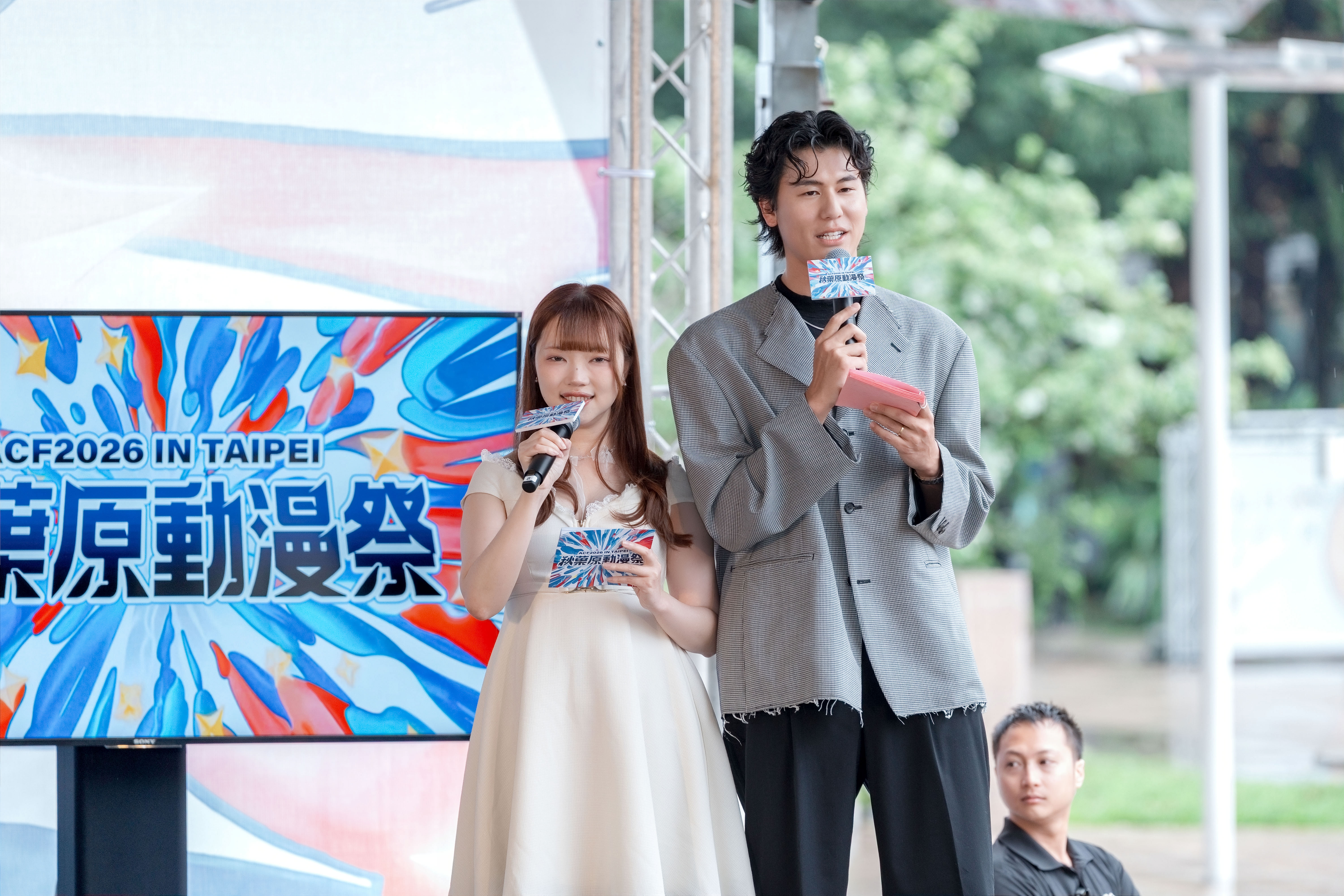 主持人風田與小喵互動逗趣，風田幽默提到想挑戰女僕裝，現場笑聲不斷，增添開幕記者會趣味氛圍。（A.C.F秋葉原動漫祭提供）