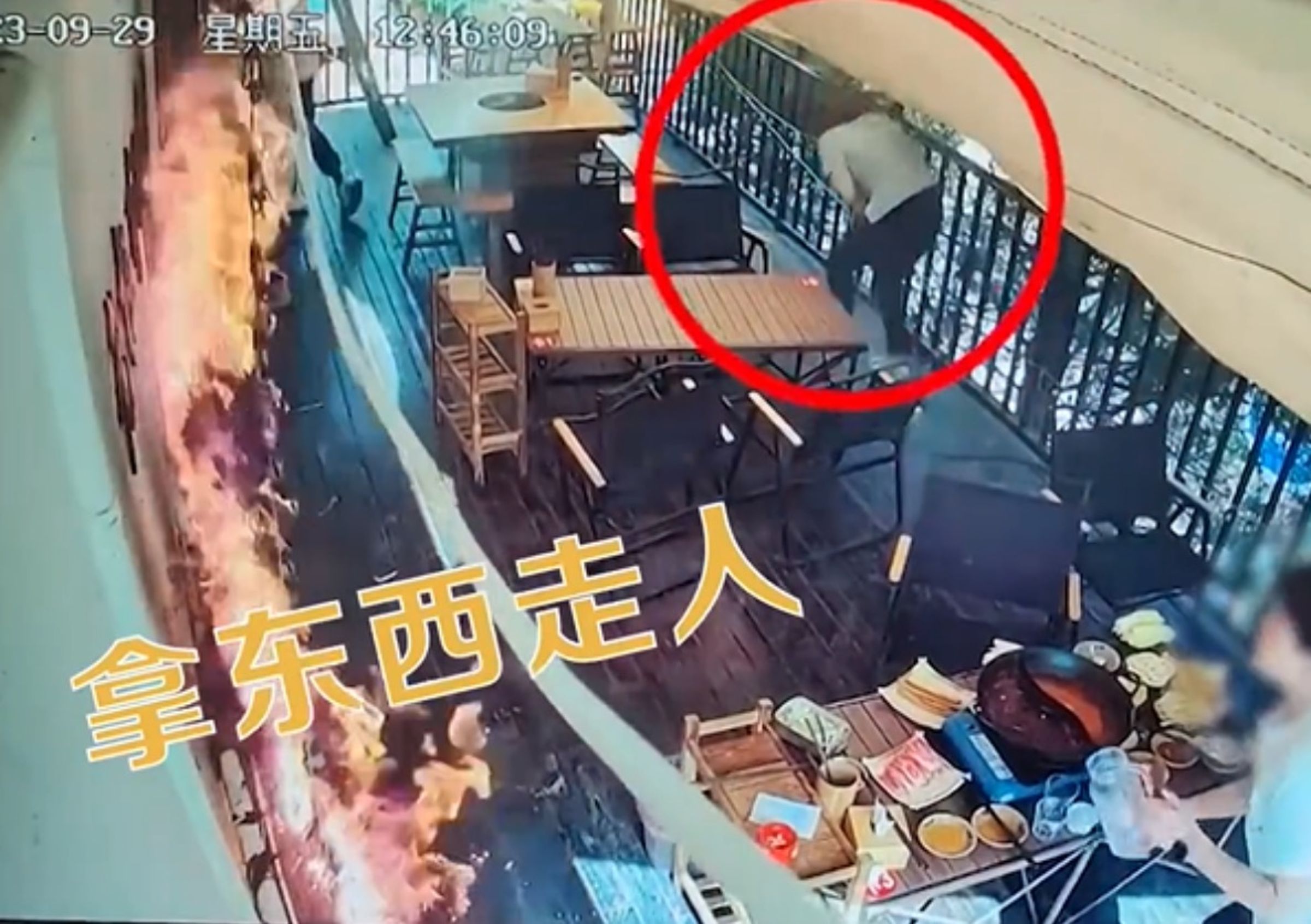 釀禍的女子第一時間躲在角落,隨後趁機收拾物品開溜。(翻攝自微博)