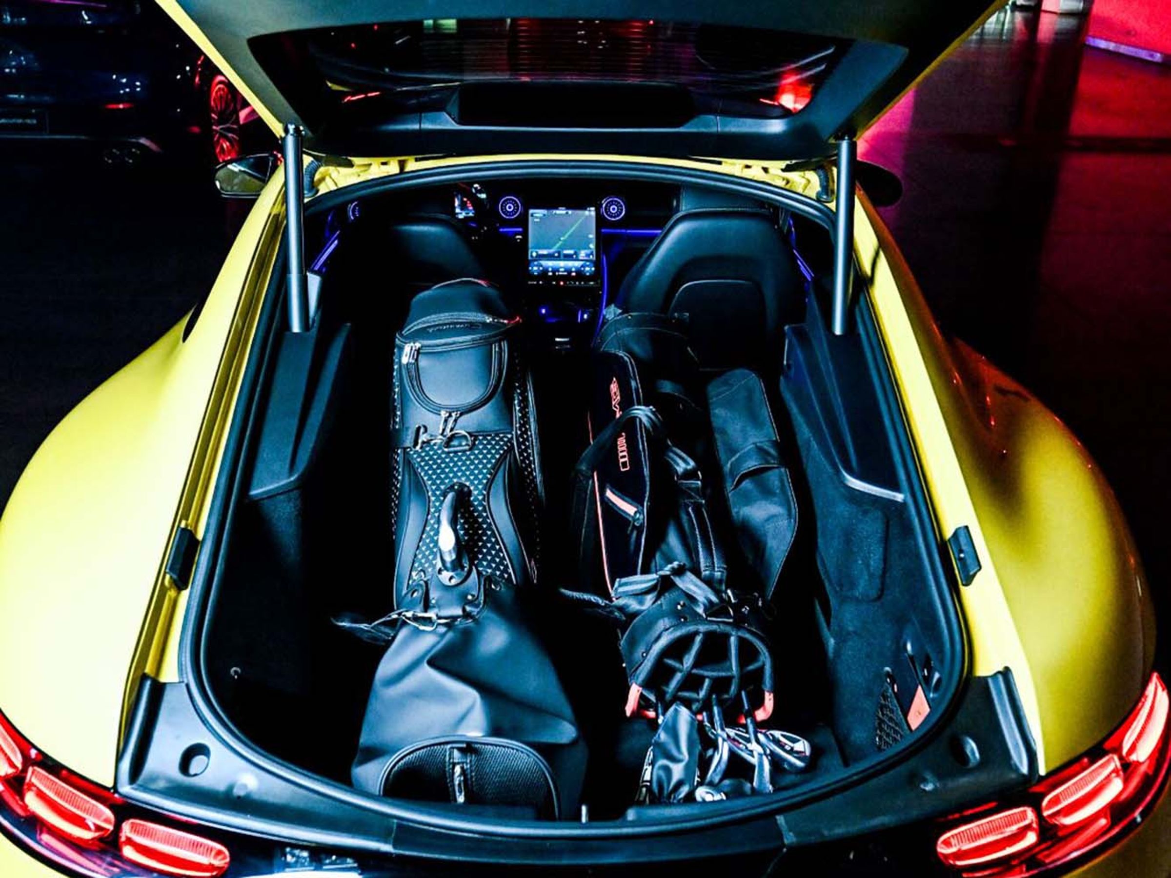 AMG GT 更首次導入 2+2 座椅配置，後座更具備分離傾倒功能，可放下兩組高爾夫球球具。