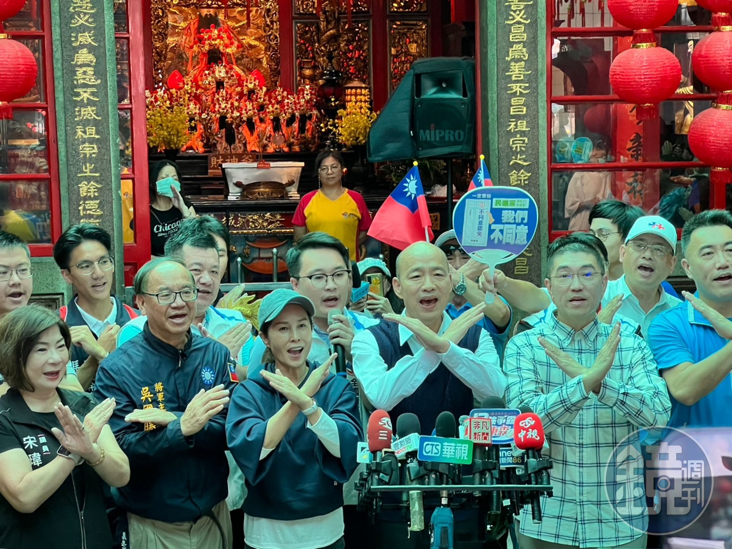 韓國瑜到基隆護國城隍廟,陪同謝國樑掃街拜票。