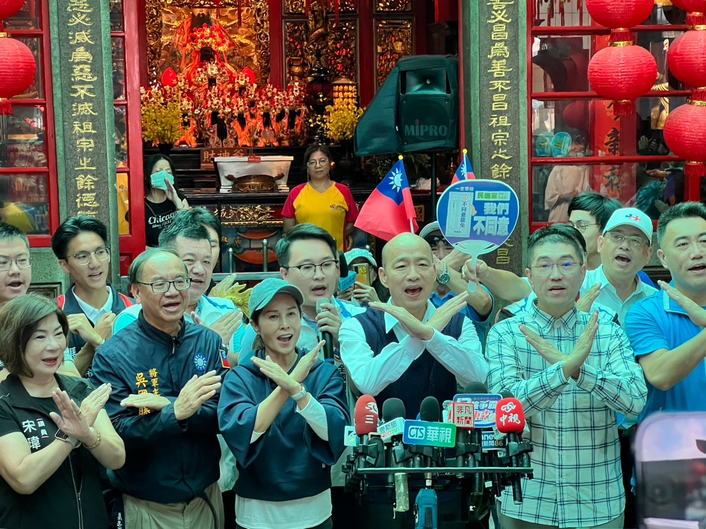 韓國瑜到基隆護國城隍廟,陪同謝國樑掃街拜票。