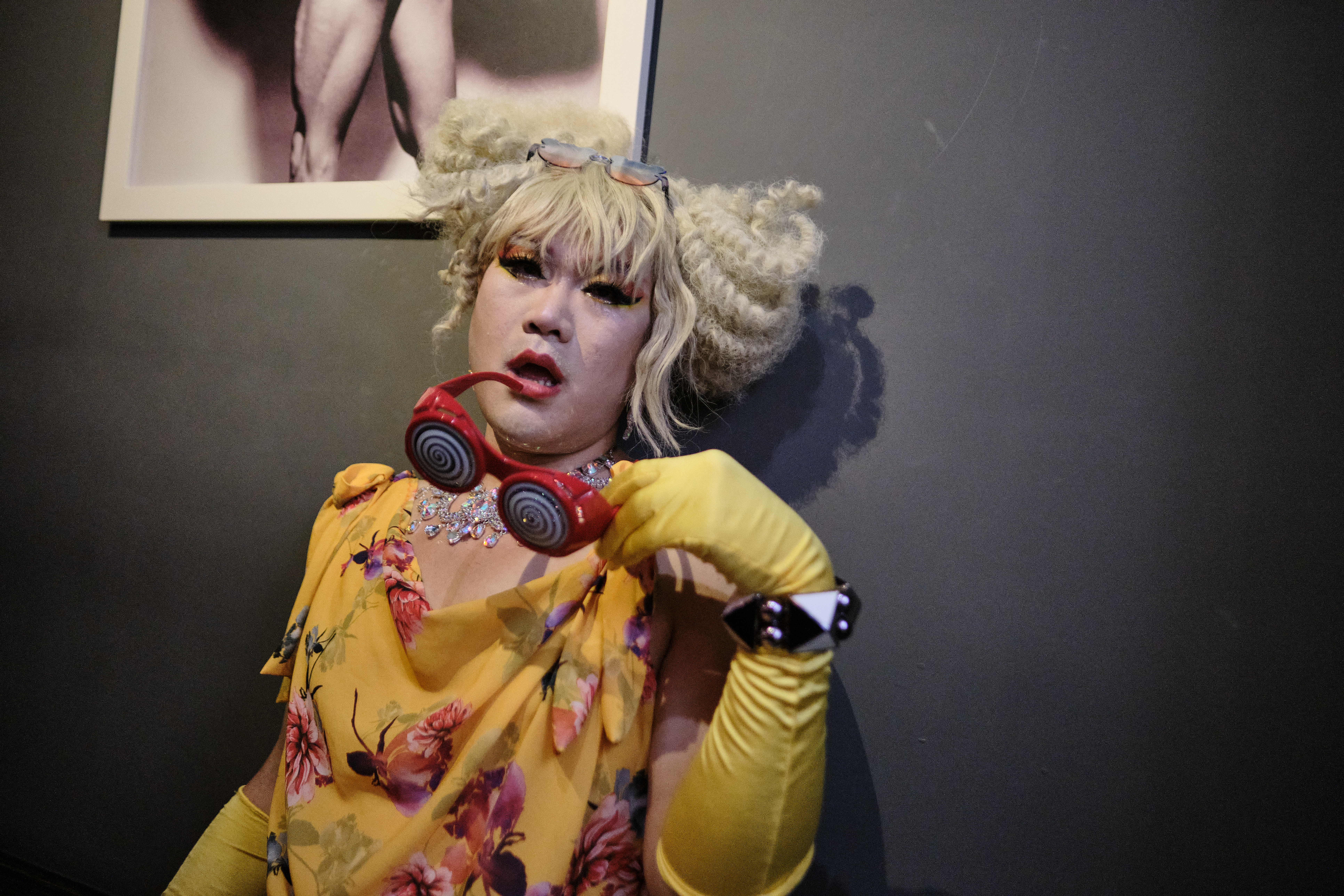 鄧百百在高雄私生活夜店舉辦的變裝皇后比賽中，擔任評審。