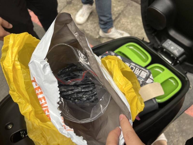 鍾姓外送員的機車置物箱,既送外賣食物,也暗藏毒品,當場被警方搜出。(翻攝畫面)