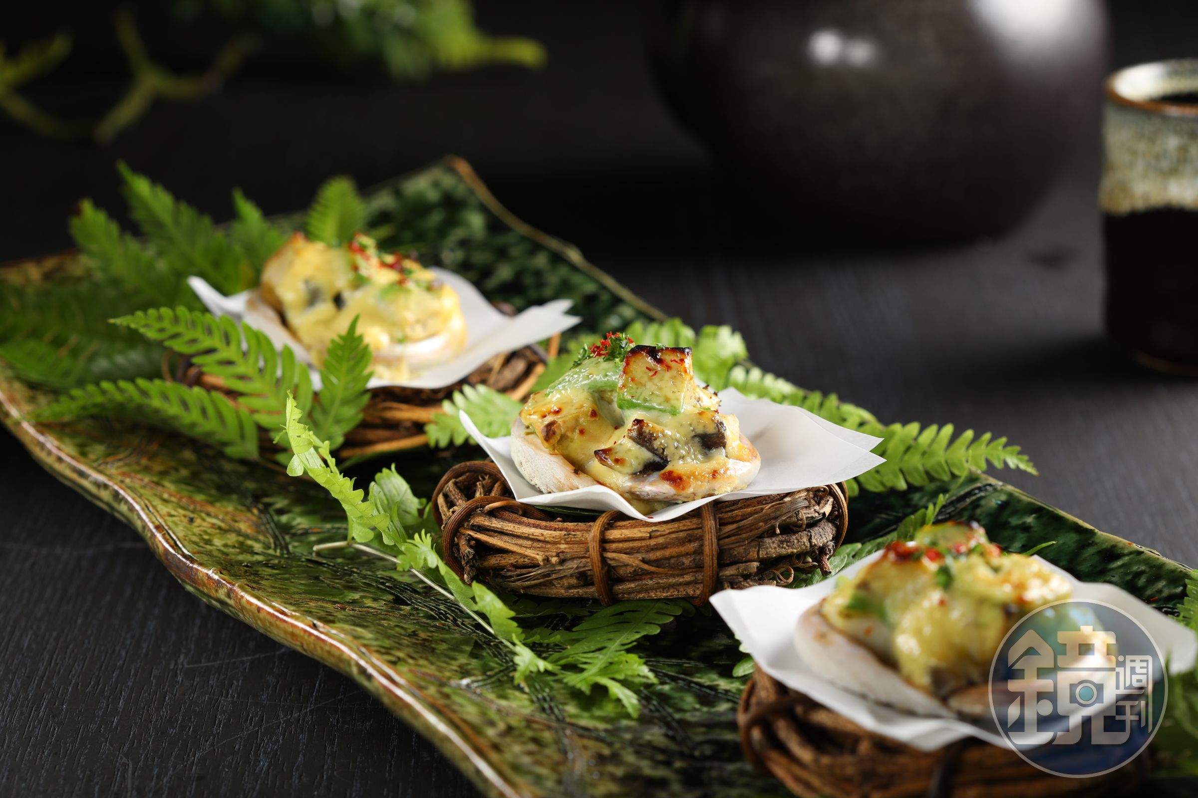 和風洋食的旬肴「和風焗鮑魚」，將鮑魚切塊後以奶油與白醬油拌炒，最後淋上味增白醬。