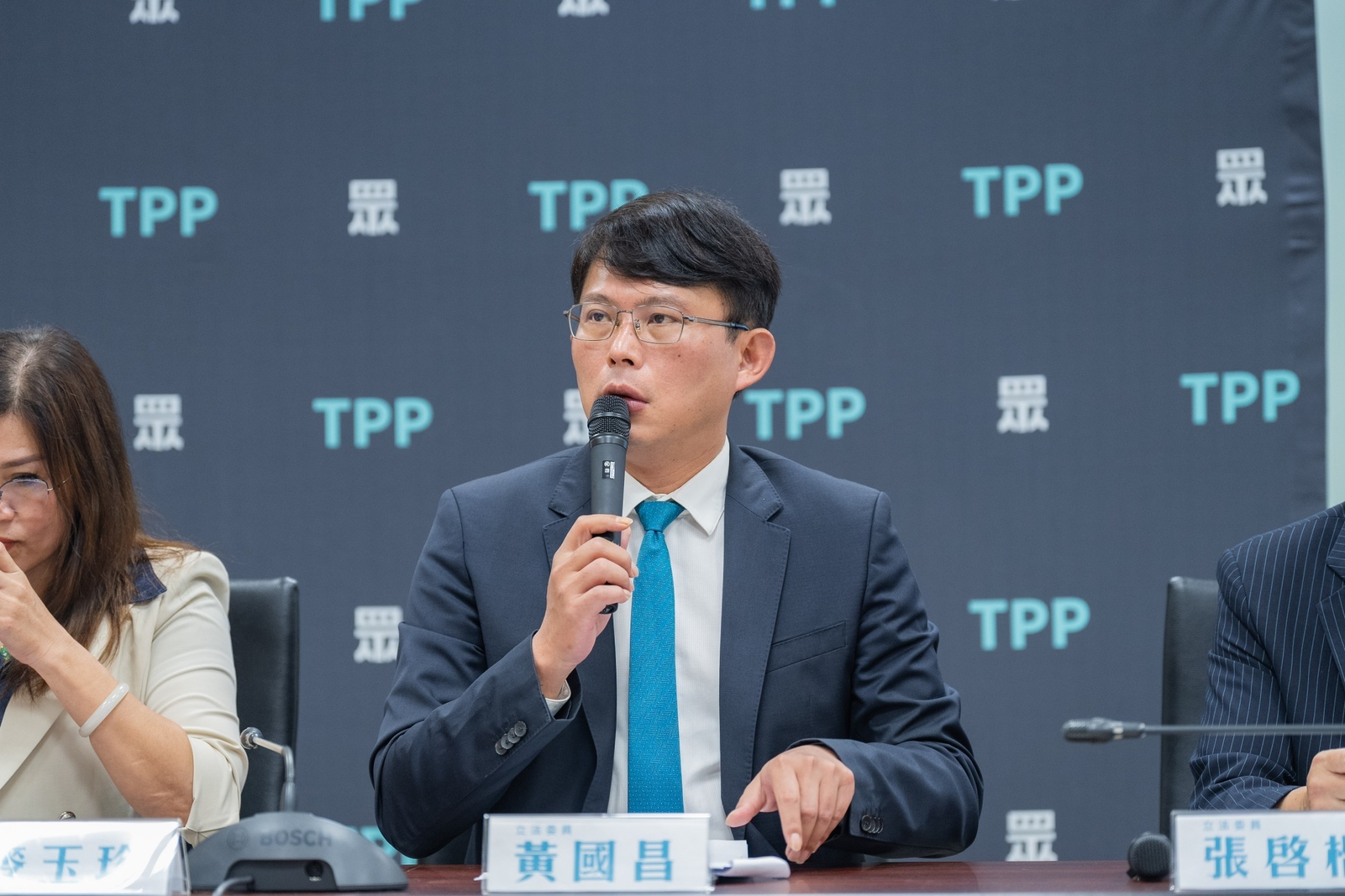 黃國昌表示動節也要改掉國定假日「一國兩制」的狀況,改為勞動節全台放假,喊話藍綠兩黨能夠支持。(民眾黨提供)