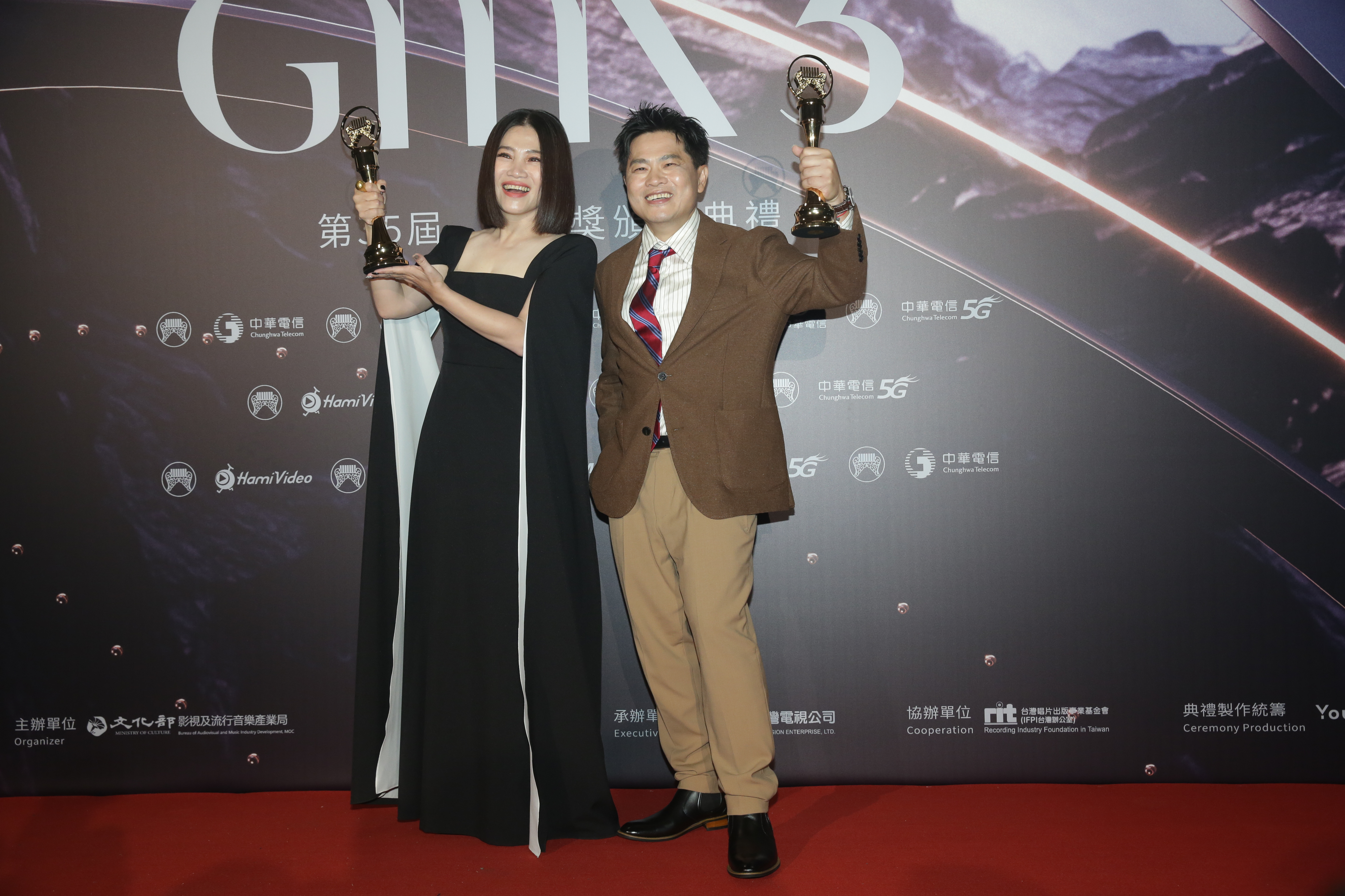 台語歌王蘇明淵、台語歌后黃妃。