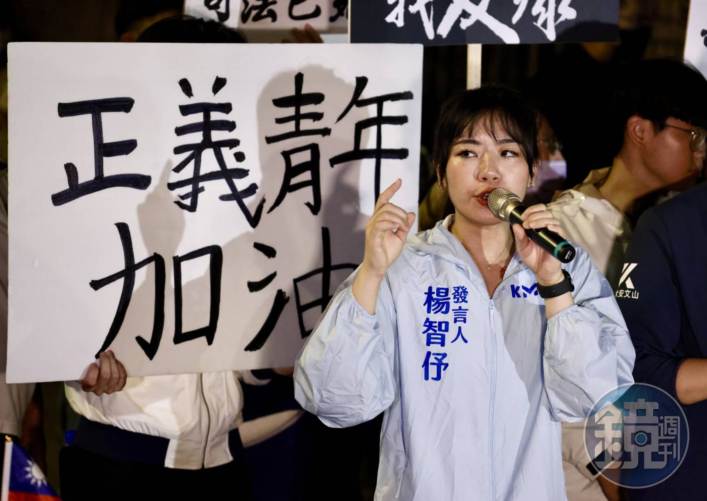 國民黨發言人楊智伃努力維持現場熱度。