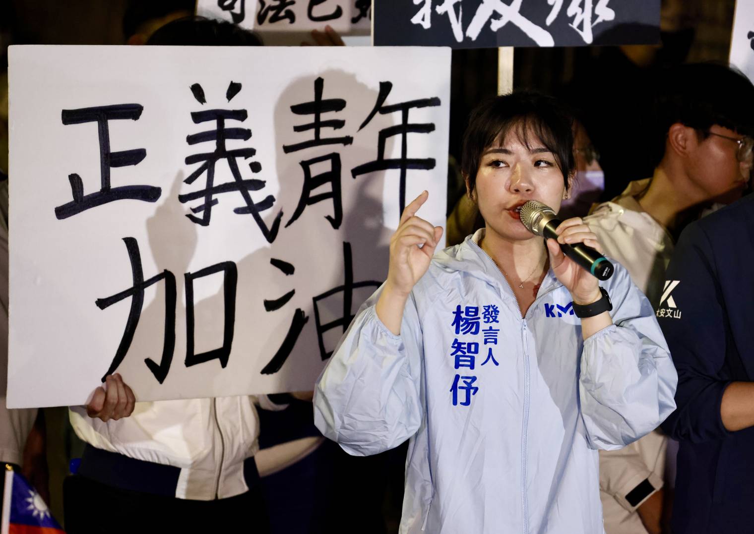 國民黨發言人楊智伃努力維持現場熱度。
