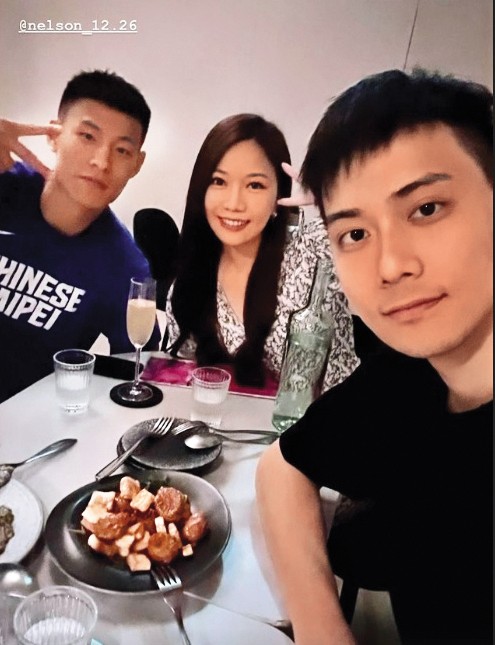 蔡尚樺(中)有意無意上傳當時男友交大仔仔(右)與林秉聖(左)相約吃飯的畫面,還稱兩男是好朋友,企圖營造3人是好友的假象。