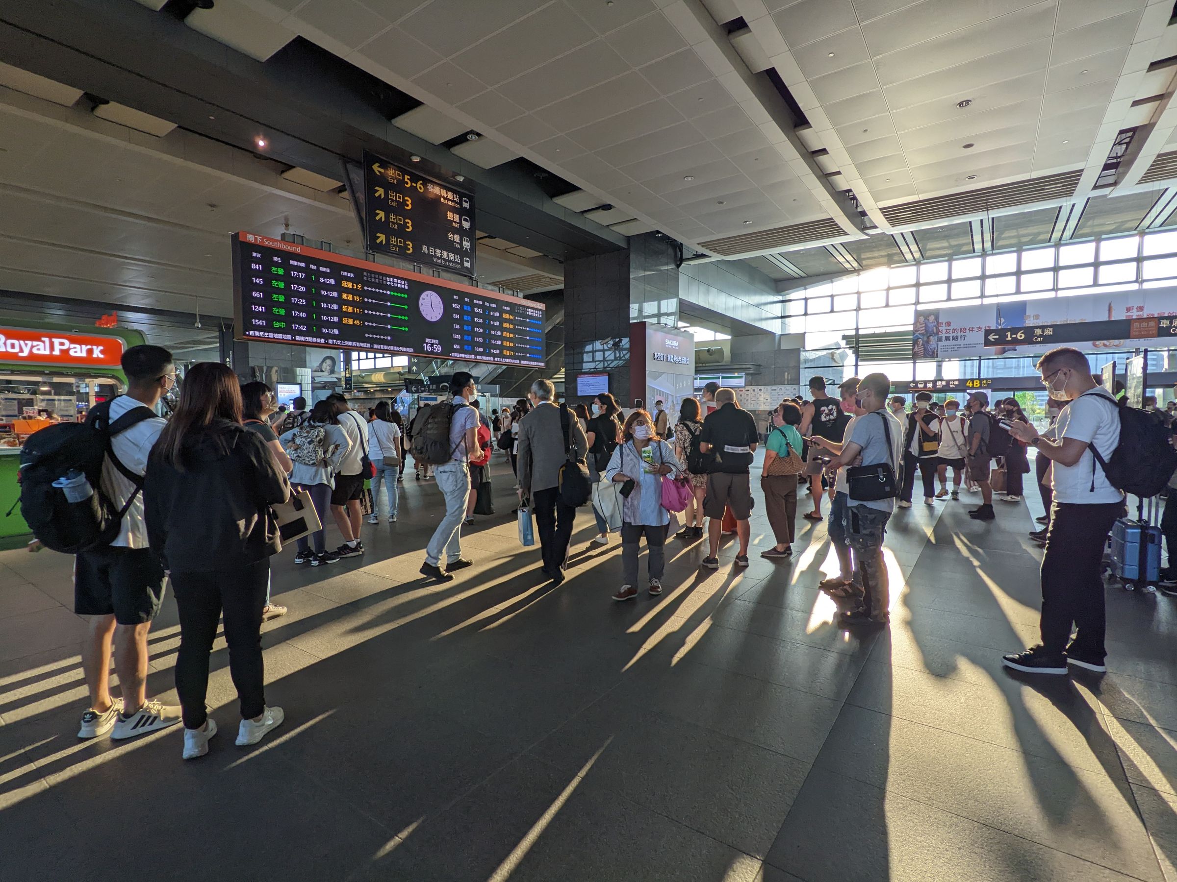 台中高鐵站結合高鐵、台鐵與捷運三鐵共構,串聯生活、產業與交通,成為自住與移居族群青睞的落腳熱區。