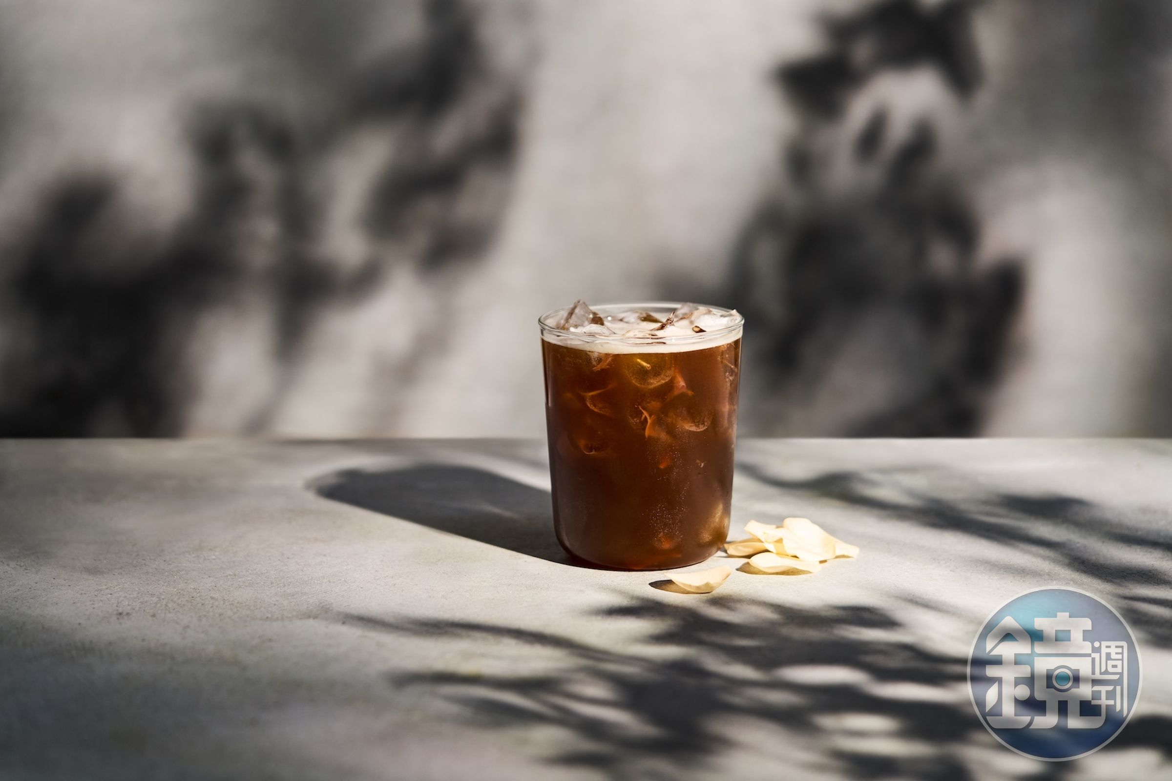 「玫瑰焙茶」以焙茶為基底，結合在地有機玫瑰花瓣，淡淡花香很療癒。（100元／杯）（wataru提供）