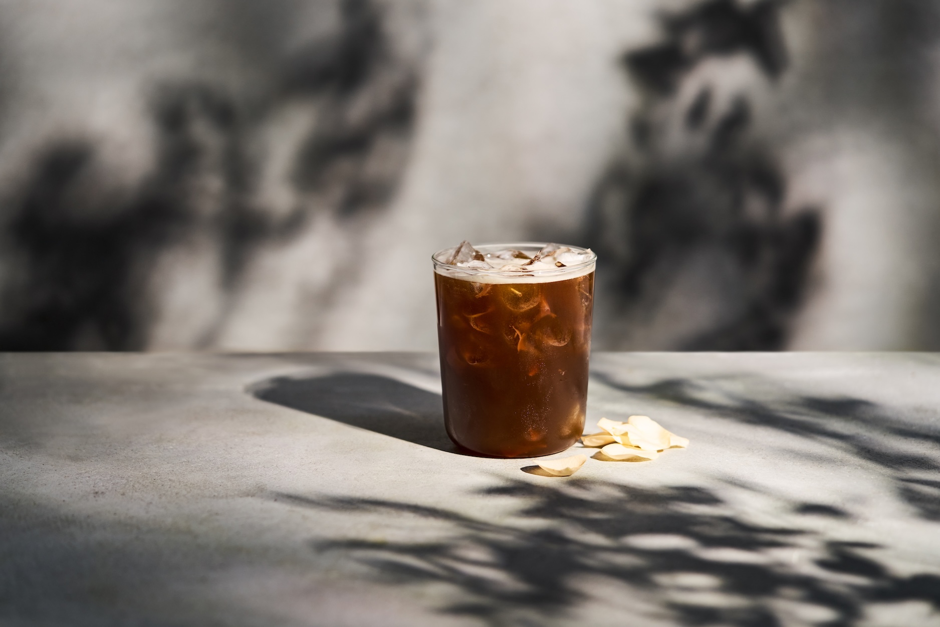 「玫瑰焙茶」以焙茶為基底，結合在地有機玫瑰花瓣，淡淡花香很療癒。（100元／杯）（wataru提供）