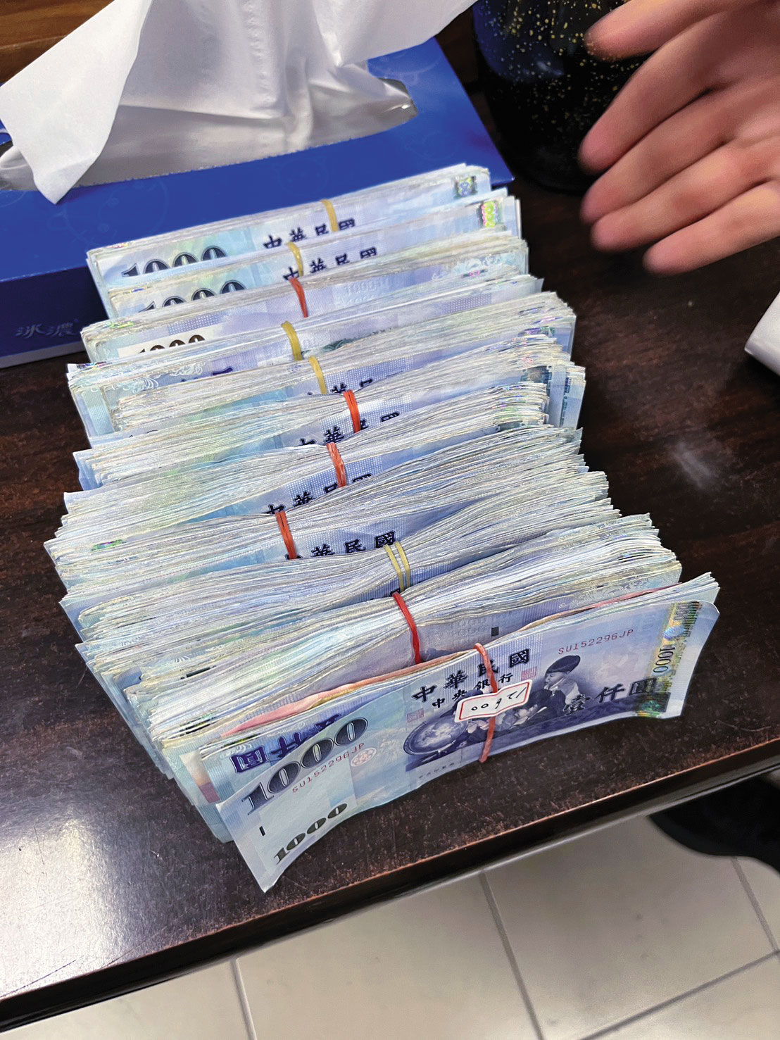 檢警從蔡政宜住處查扣百萬現金,懷疑其他值錢物品已被藏匿。(翻攝畫面)