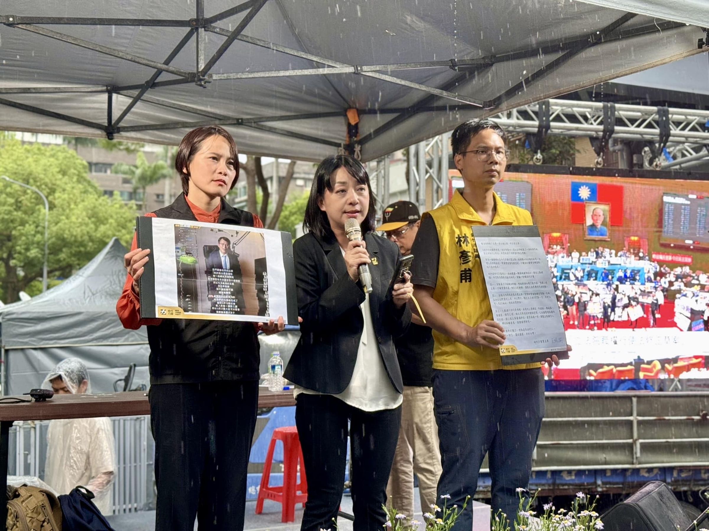 時代力量主席王婉諭稍早也到立院外宣講,她強調「沒有程序正義,就沒有國會改革的實質正義」。(翻攝自王婉諭臉書)