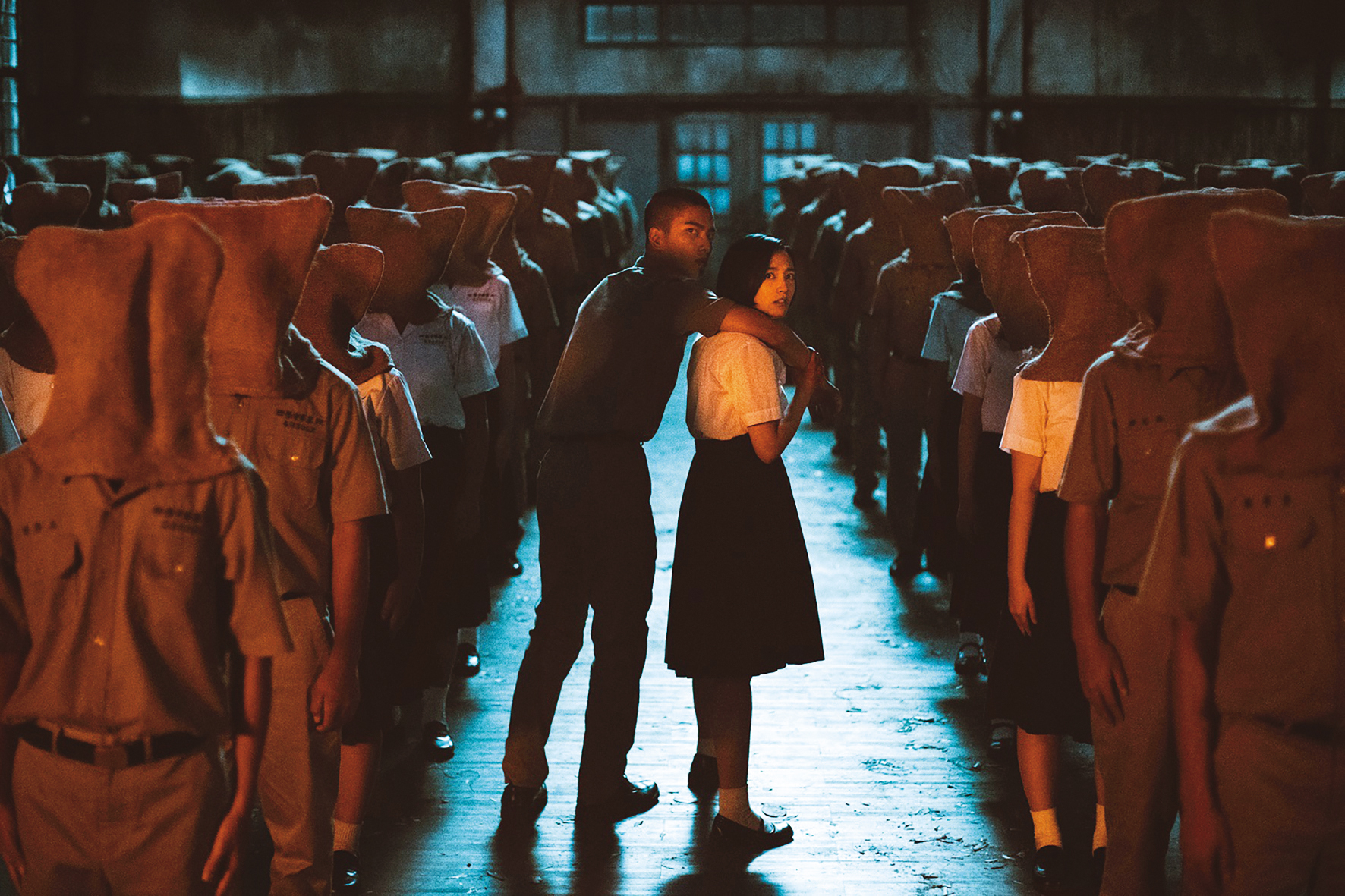 《返校》遊戲陸續授權改編電影與電視影集，2019年上映的電影版（圖）由王淨（右）與曾敬驊（左）主演。（影一製作所提供）