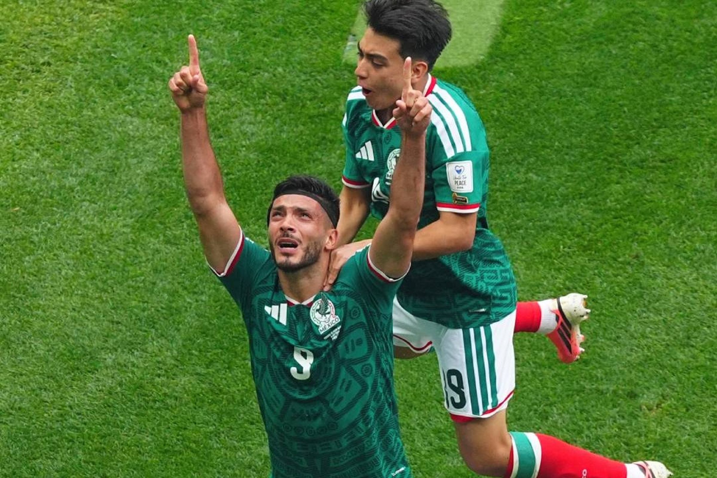 墨西哥老將Raúl Jimenez進球後仰望天空激動落淚。（翻攝自X@miseleccionmxEN）