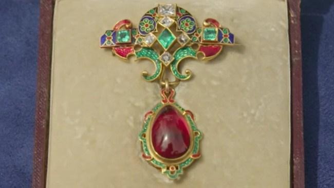 胸針以鑽石、祖母綠與石榴石打造，這種寶石組合在維多利亞時期非常受歡迎。（翻攝BBC畫面）