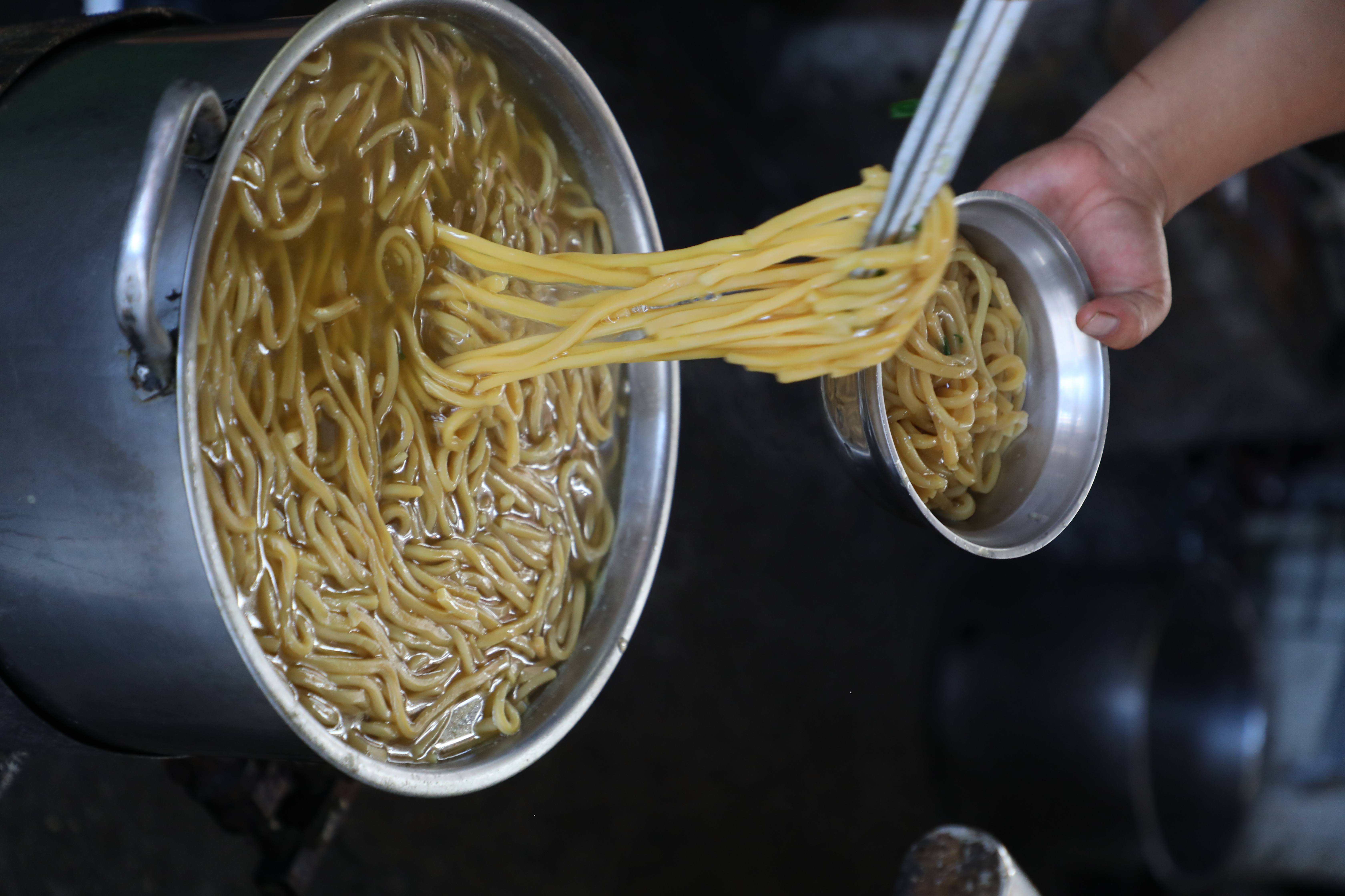 這鍋是煮麵的原湯，鹼味十足又黏稠。
