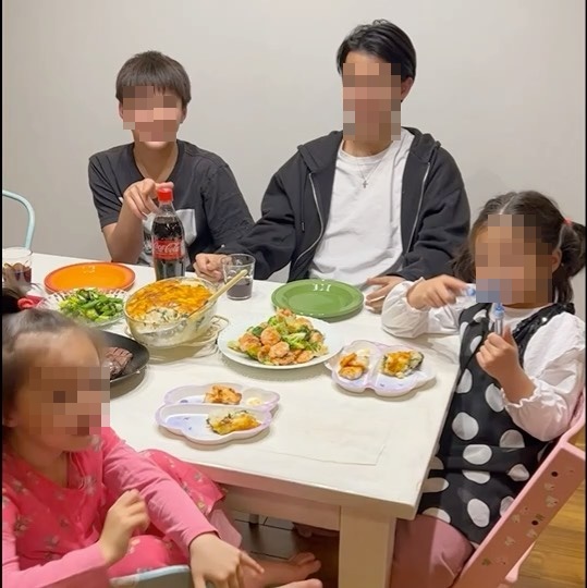 土屋安娜笑說4個孩子4人4色，對穿搭各有己見。（給樂音樂提供）