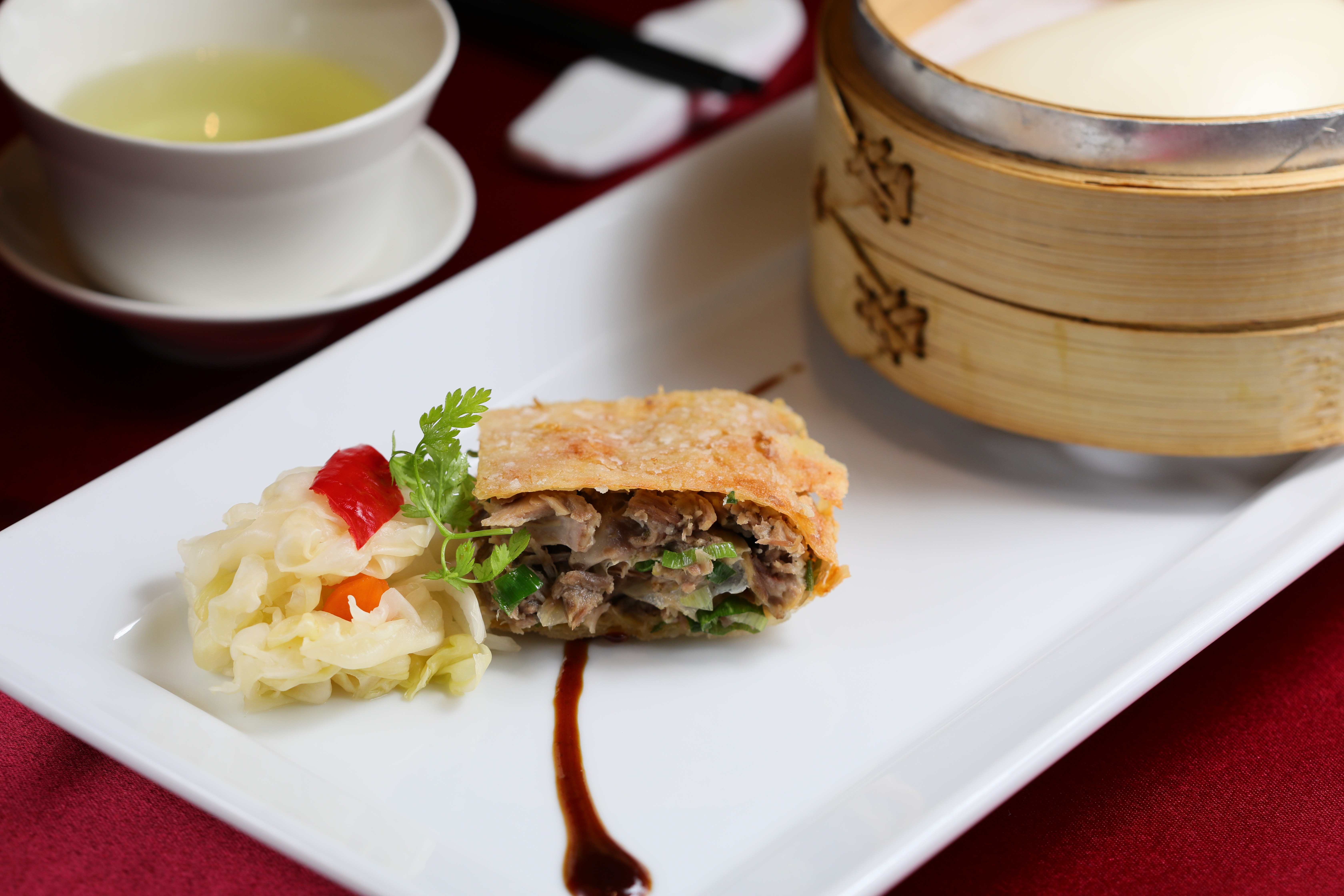 由江浙名菜香酥鴨改良的「香酥胭脂鴨方」。（788元／份）