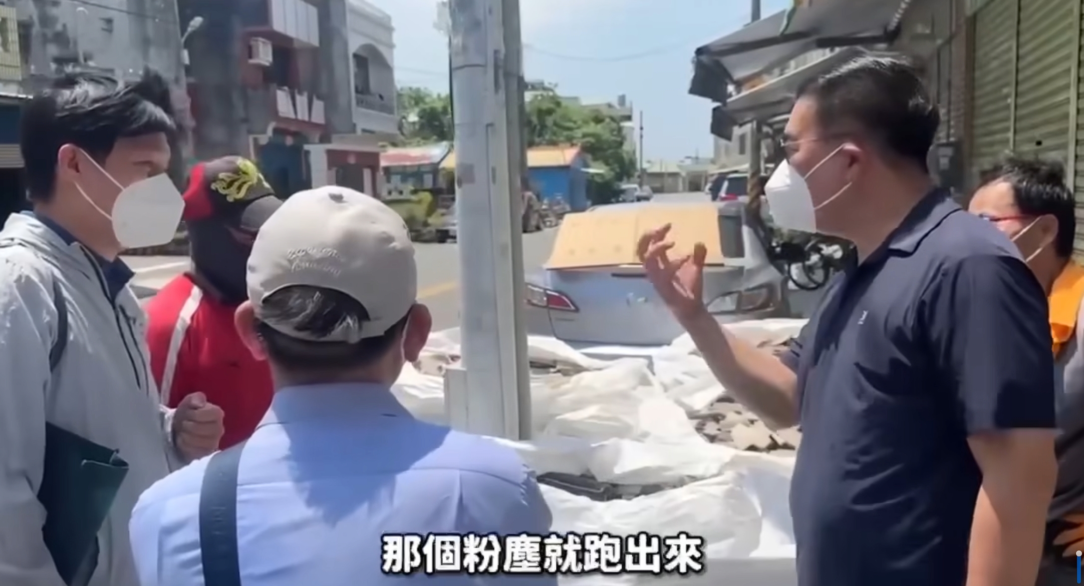 環境部提醒，石綿屋瓦粉塵吸入對身體有害，處理時務必保持完整，並配戴口罩、手套。（翻攝自環境部臉書）