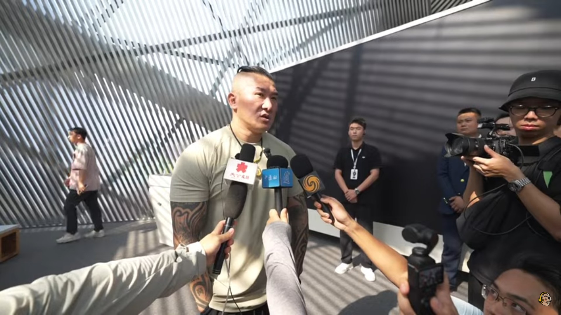 館長日前向記者稱台灣科技落後中國10年甚至20年。（翻攝館長直播）