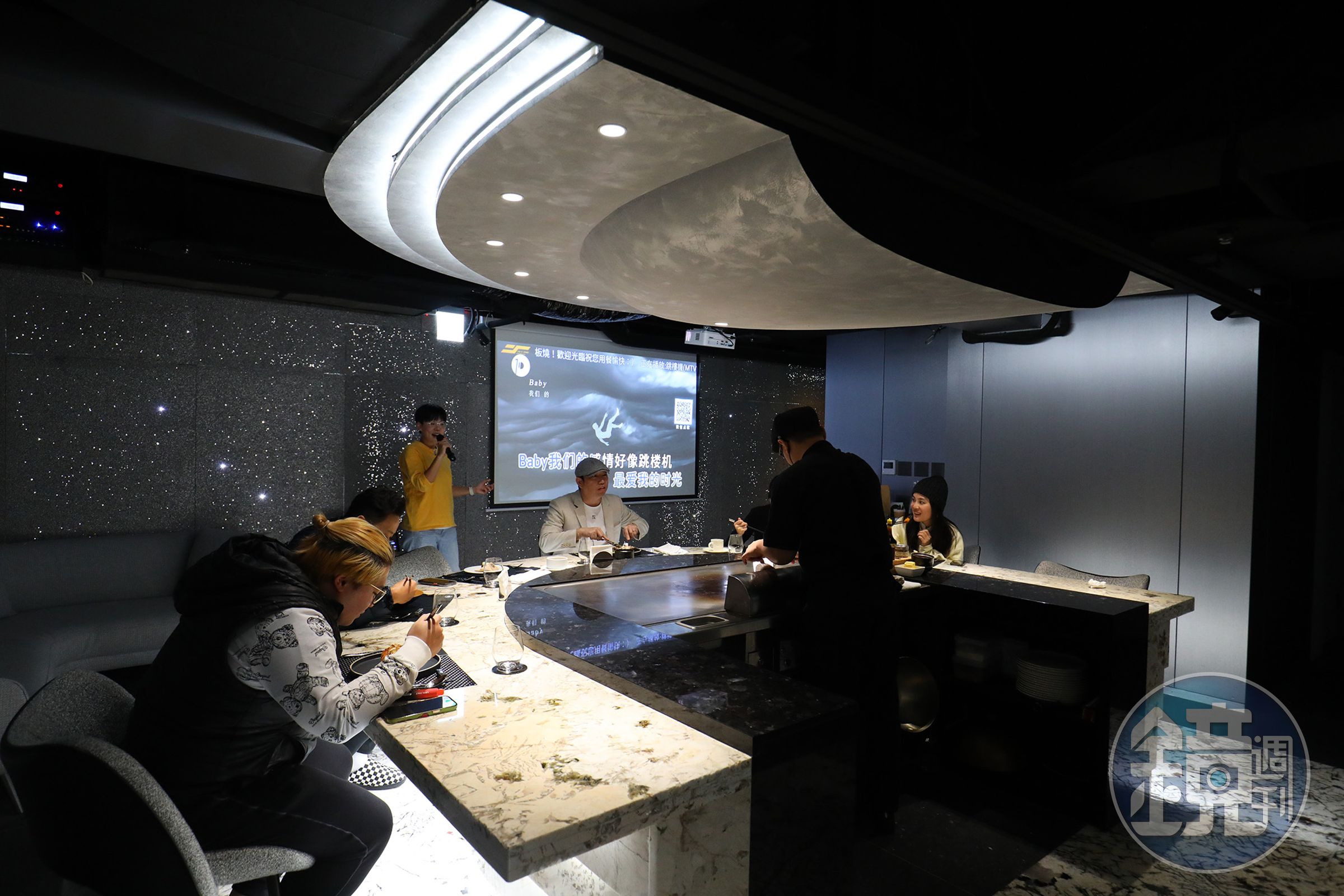 「土包廂」最多可容納22人，設計靈感來自土星環，主要以銀、灰及黑色系為主，營造出星際未來感。
