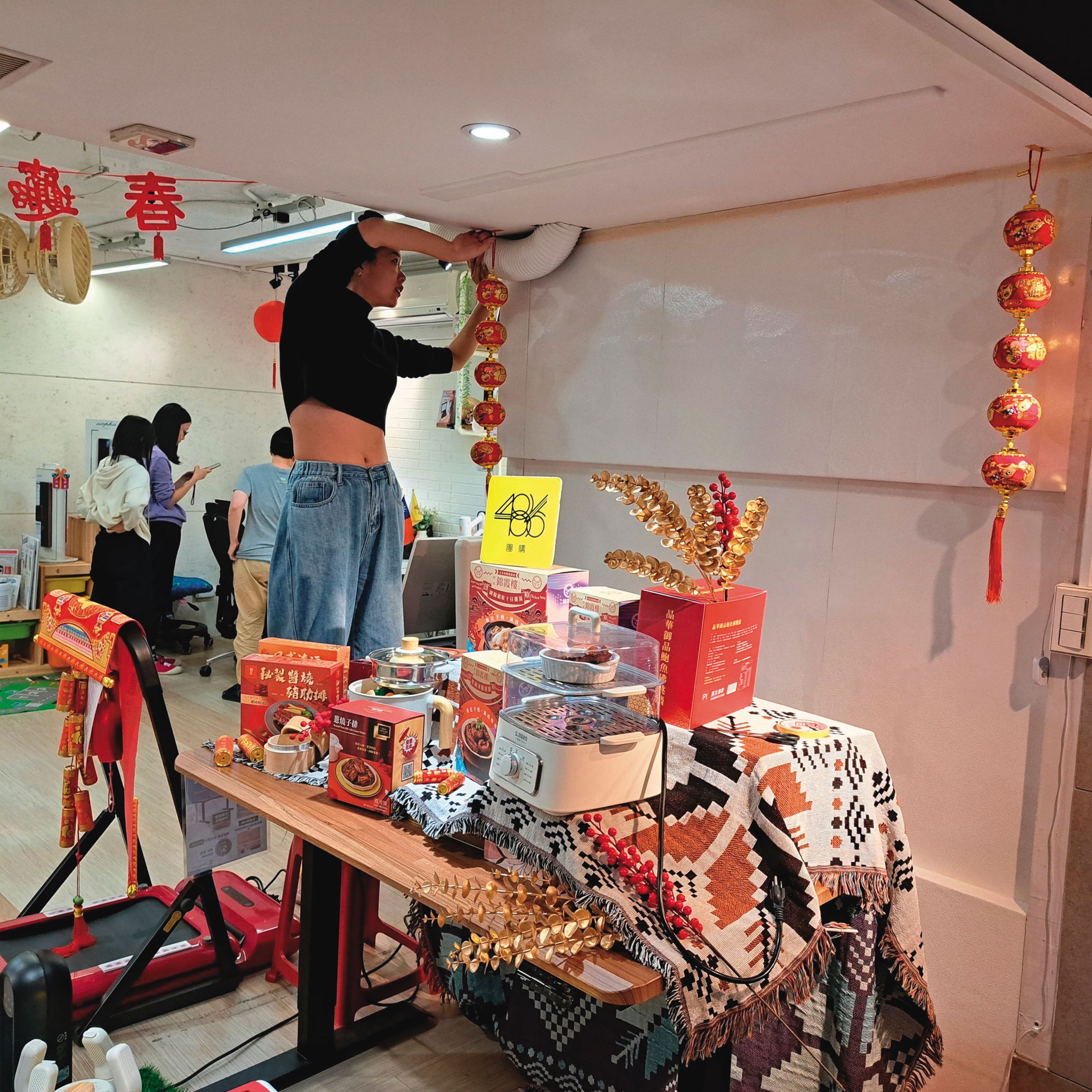 陳延昶每年送神迎神，助攻事業暢旺，拚搏年營收15億元的團購王國。（翻攝486先生臉書）