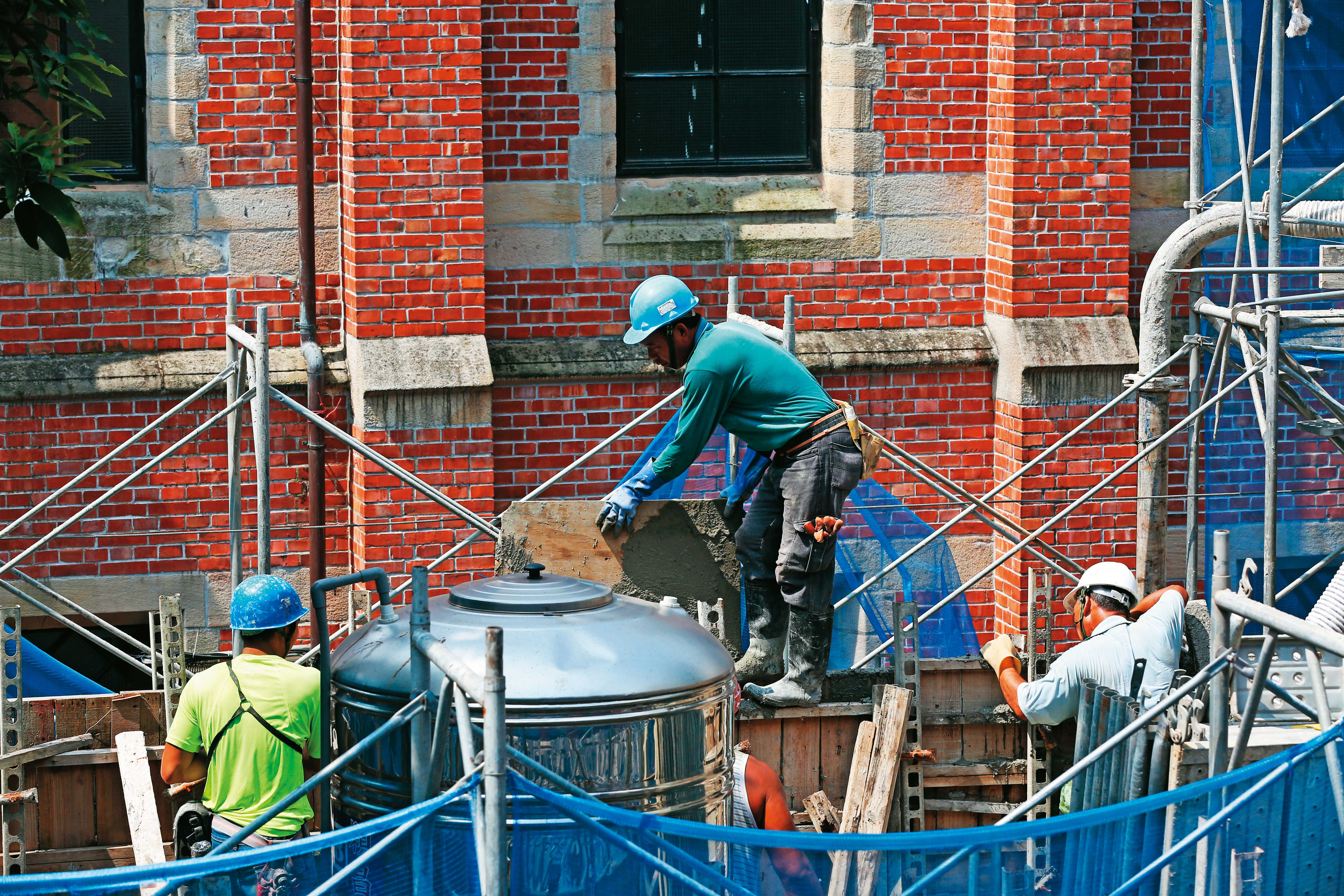 台灣面臨營造業缺工、農業人口老化等問題,引進印度勞工是合理選擇。