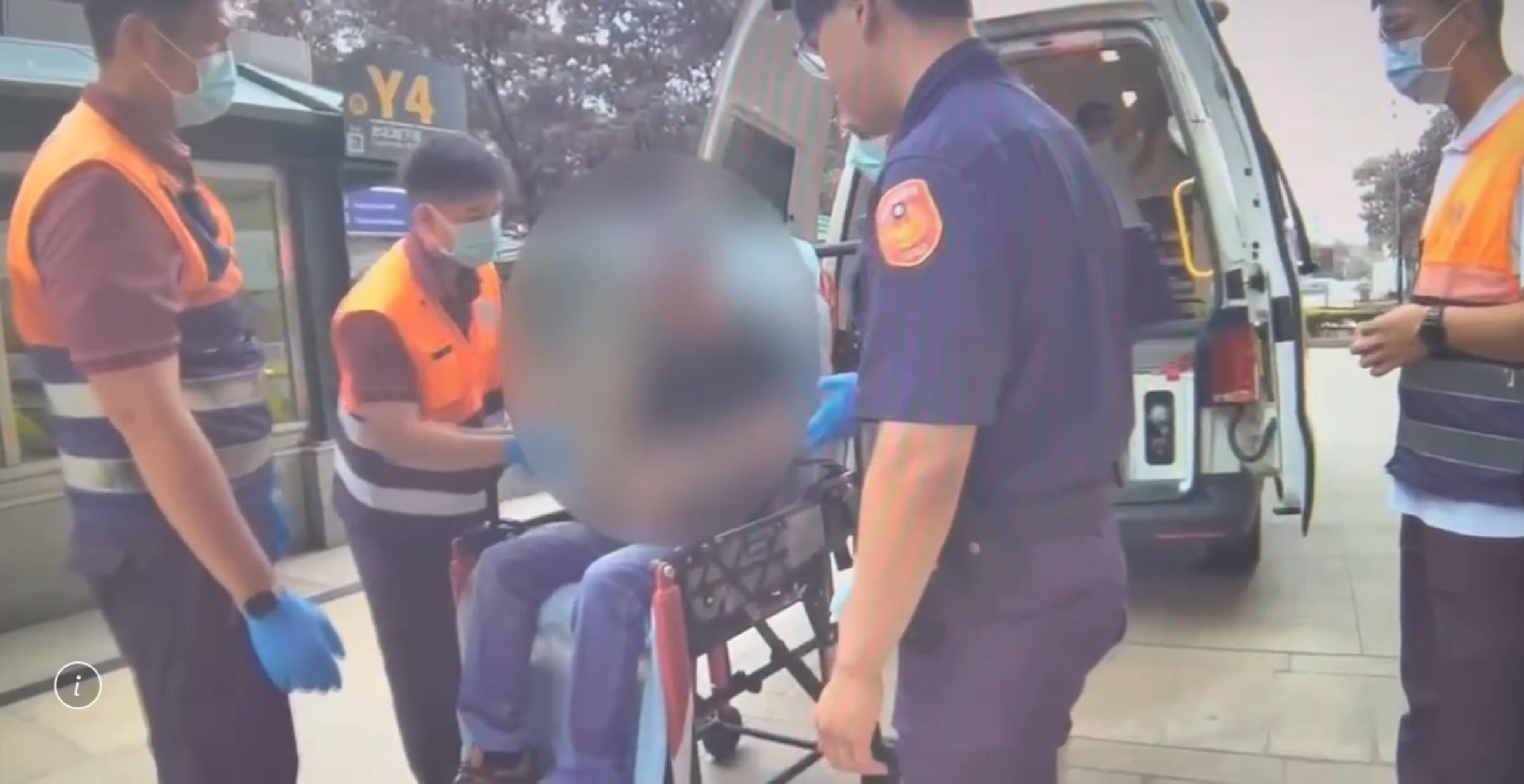 警消獲報後將陳男抬上救護車送醫。翻攝畫面