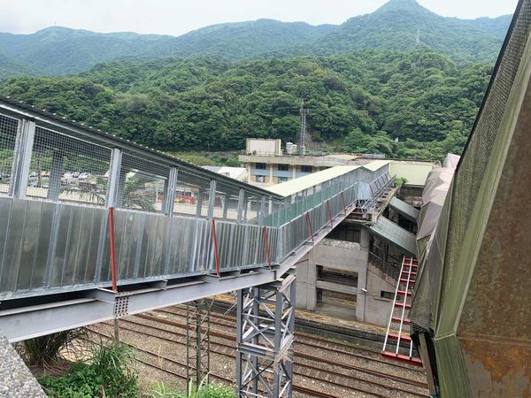 修繕預計10月底完工,「貓橋」封閉過渡時期可透過一旁的臨時便橋通行。(新北市觀旅局提供)