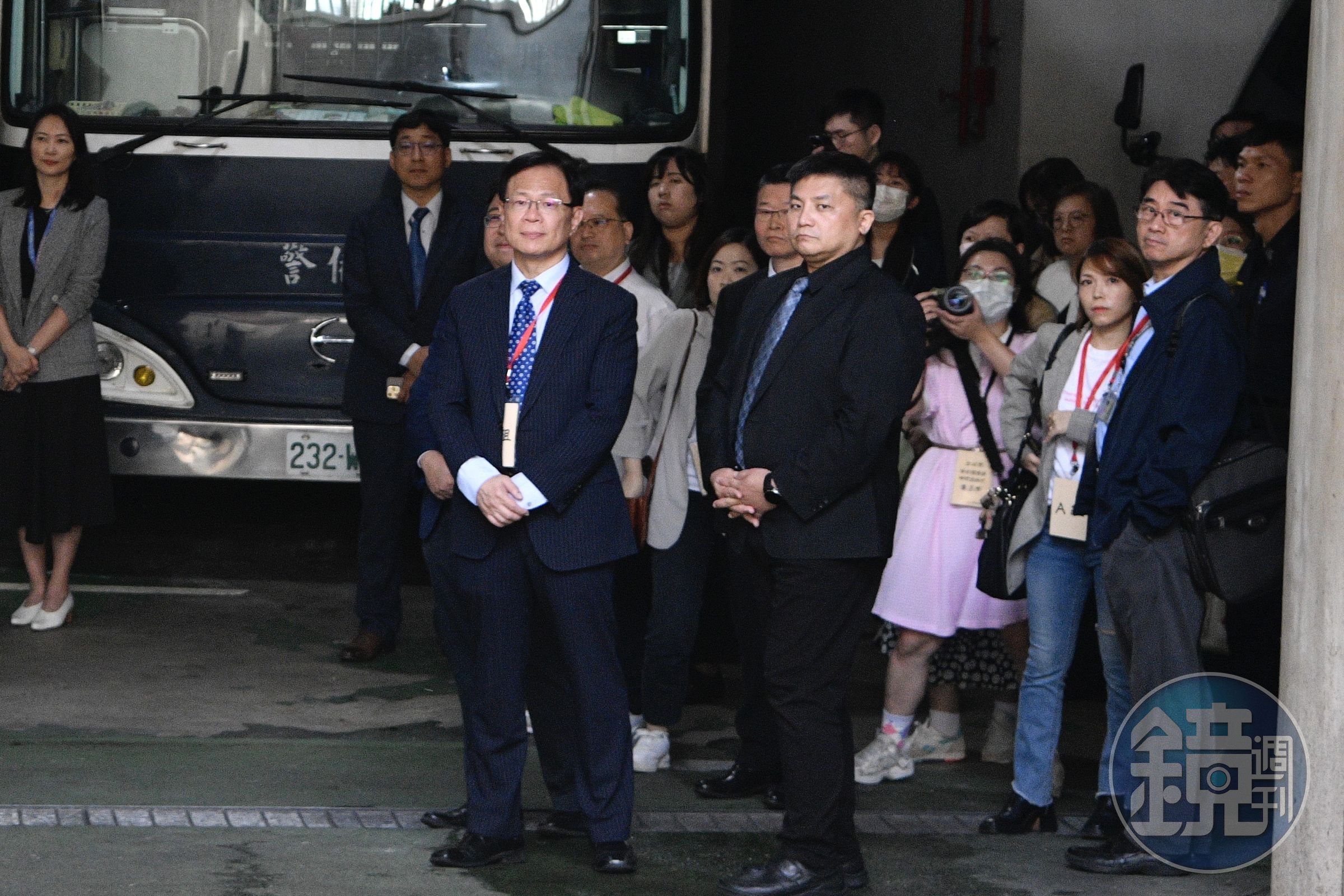 張啓楷、吳宗憲今率員前往台北地檢署,考察偵查不公開的執行情況,陳智菡隨行在旁。