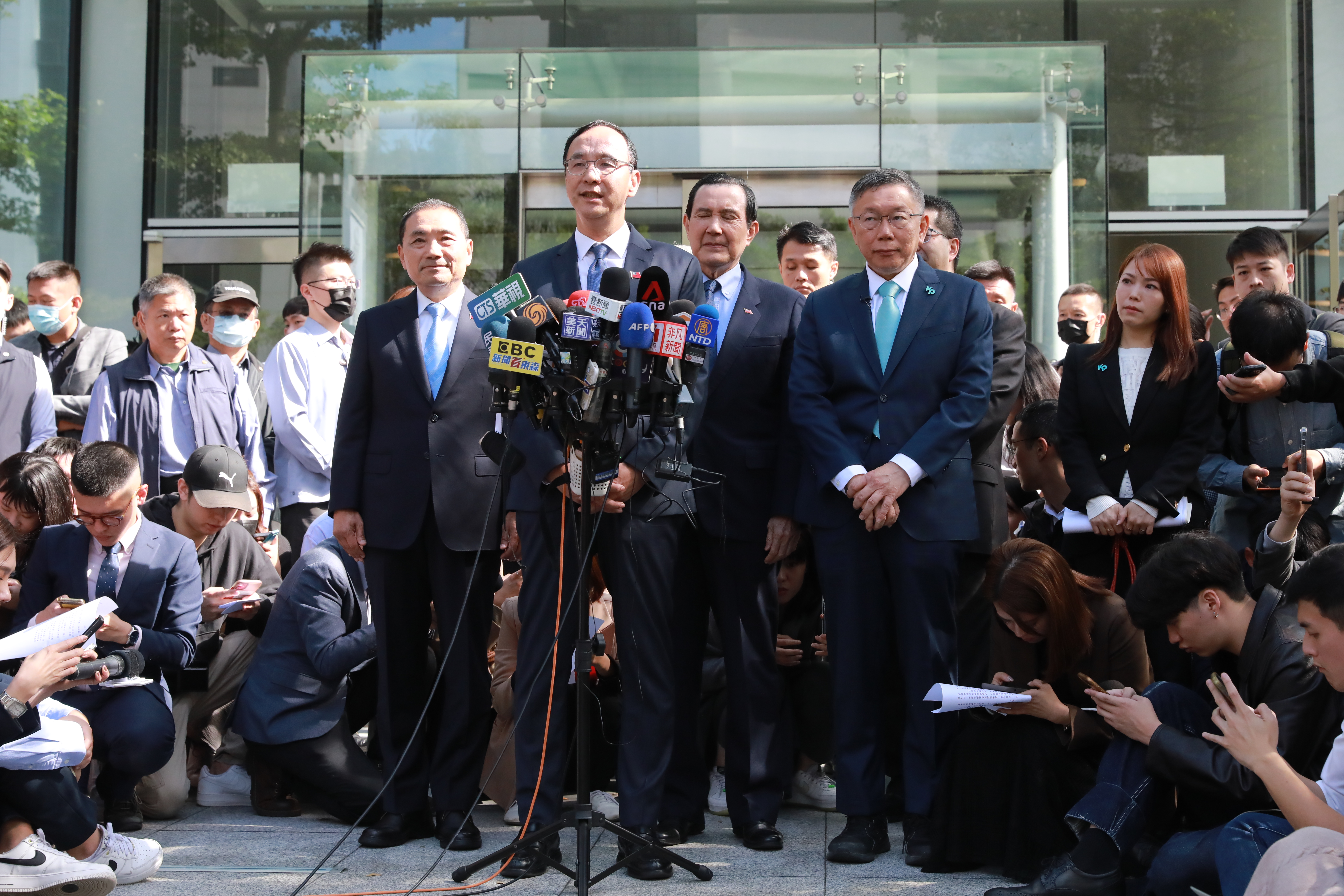 柯文哲坦言「今天我心情很不好，討厭國民黨更痛恨民進黨」。