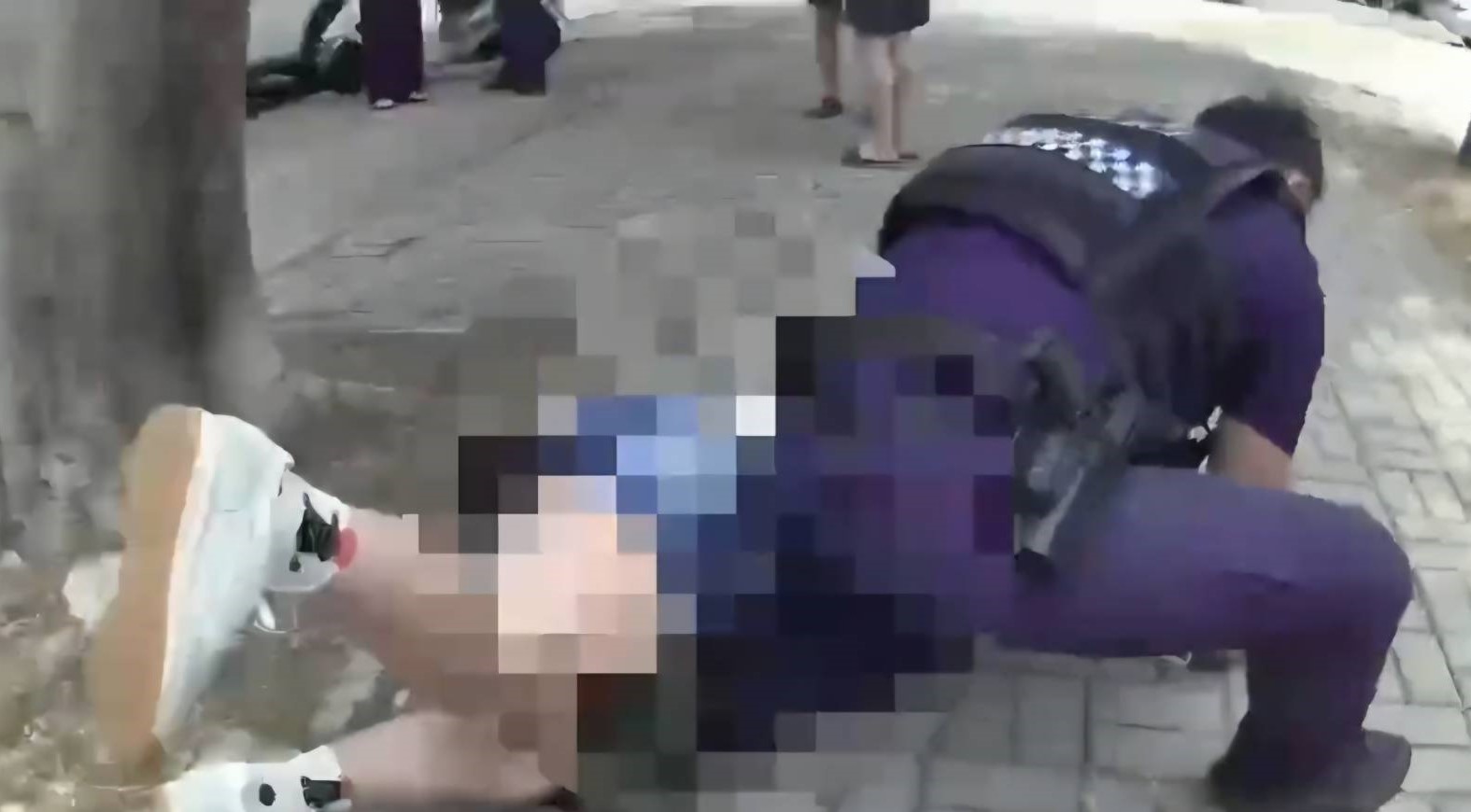高雄市前鎮區16日發生一起感情糾紛引起的持刀案件,警方趁隙壓制情緒不穩的持刀婦女,順利化解危機。(翻攝畫面)
