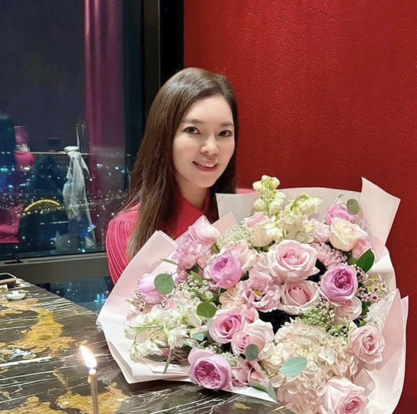 曾馨瑩貼出手捧花束的照片,慶祝新年。(翻攝曾馨瑩IG)