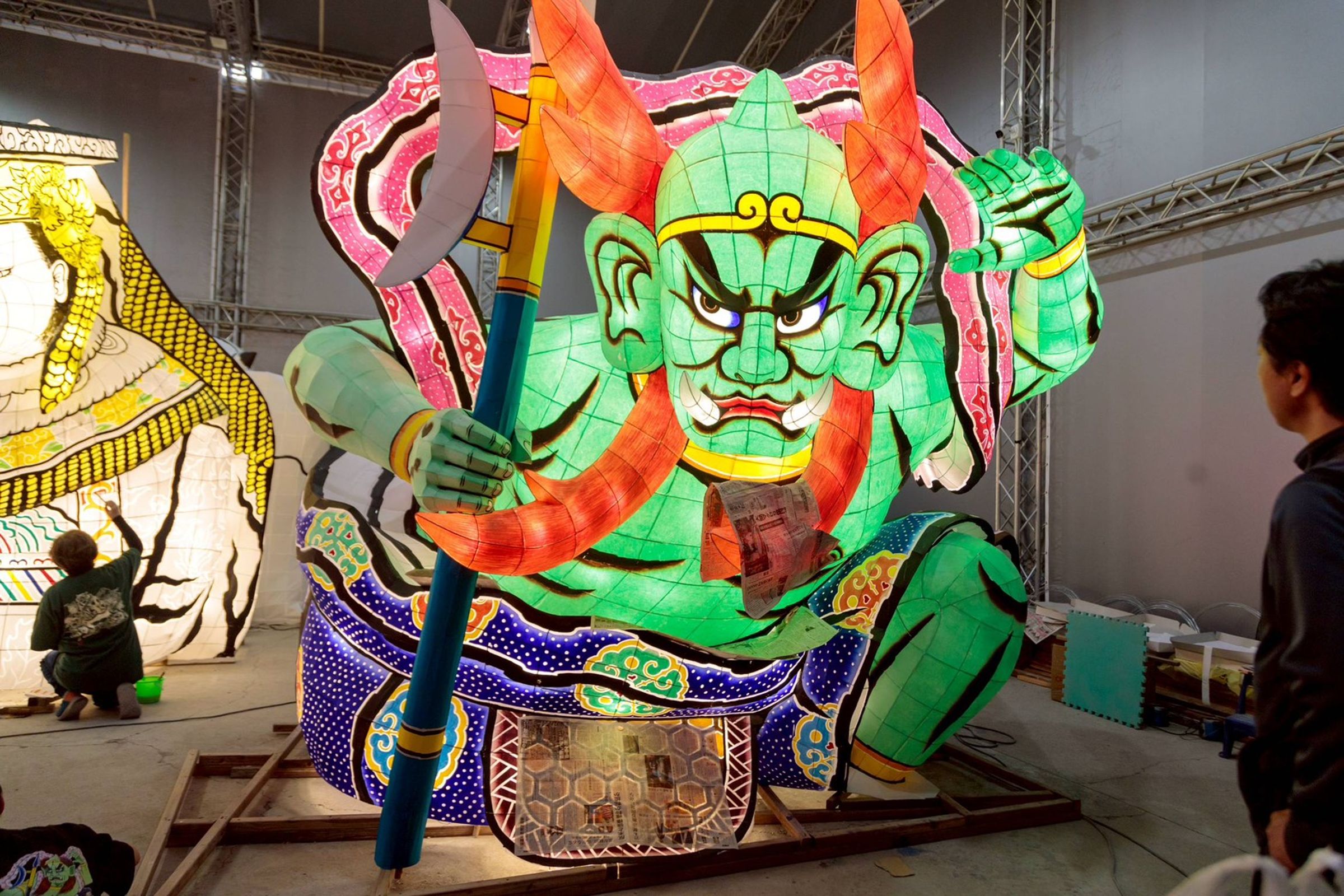 今年台灣燈會邀請來自日本青森的專業睡魔師來台駐地創作,在燈會展區現地製作大型睡魔燈組。(文總提供)