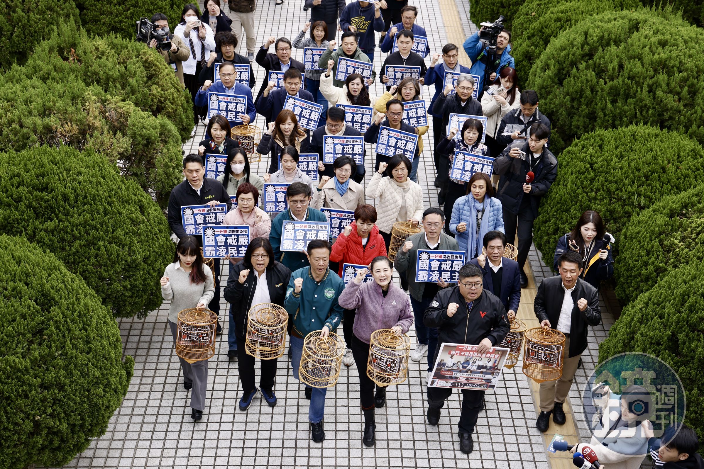 民進黨團高舉標語抗議國民黨強修《選罷法》。