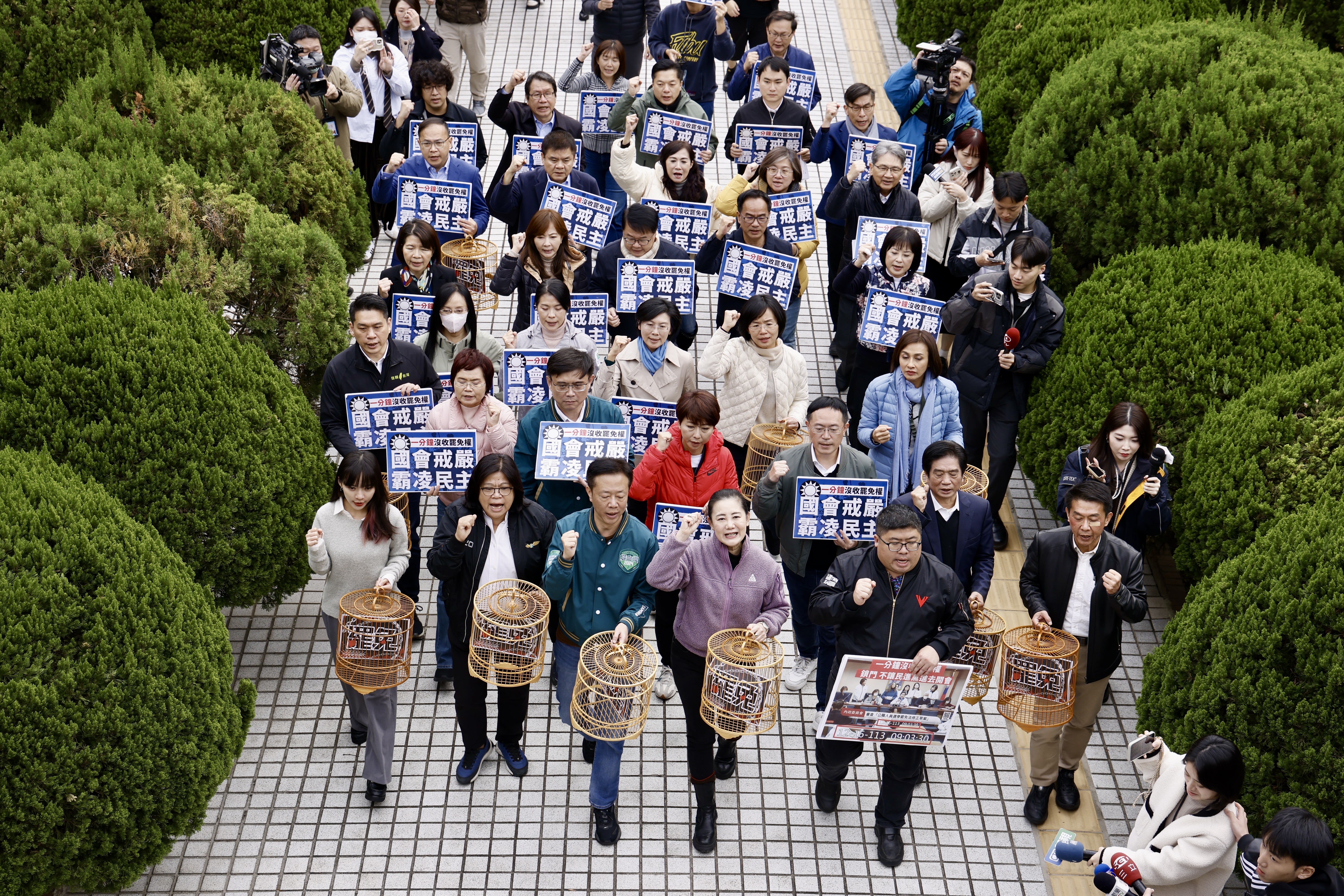 民進黨團高舉標語抗議國民黨強修《選罷法》。