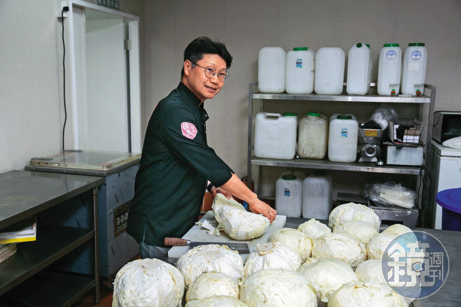 東北之家每個月要用掉3、4噸的高麗菜製作酸菜，經歷過滅菌種事件後，侯聯松至今自己掌握酸菜製作。