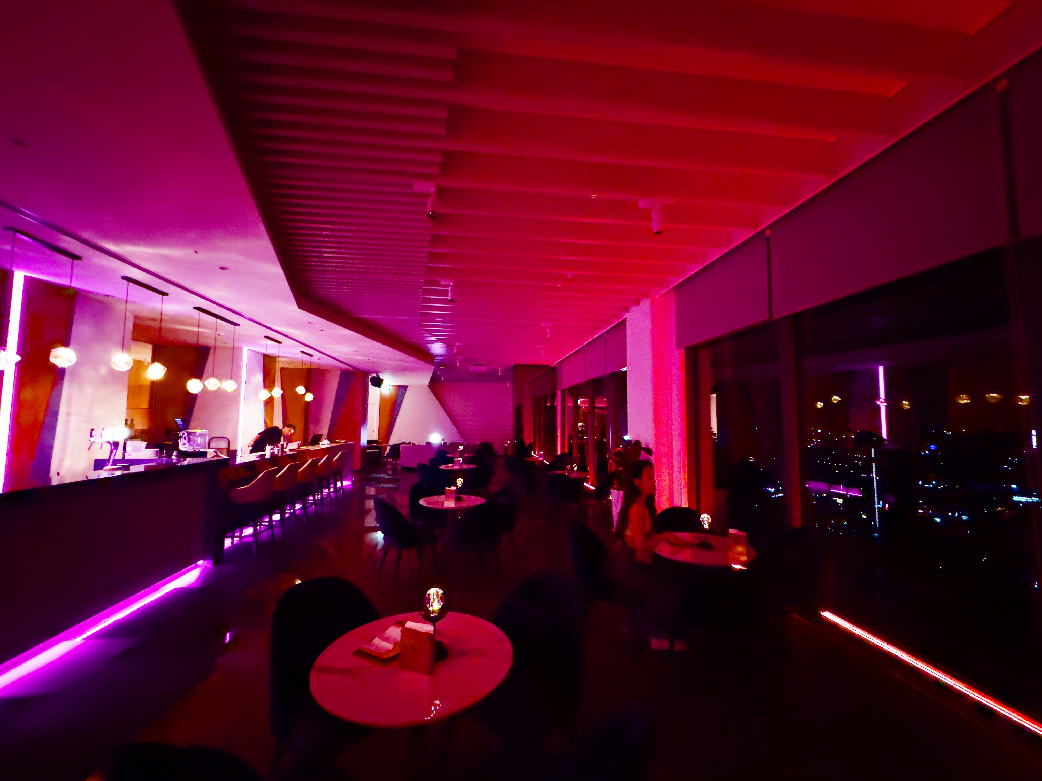 位於32樓的空中酒吧「JOIN’S Cafe & Bistro」能眺望夜景。