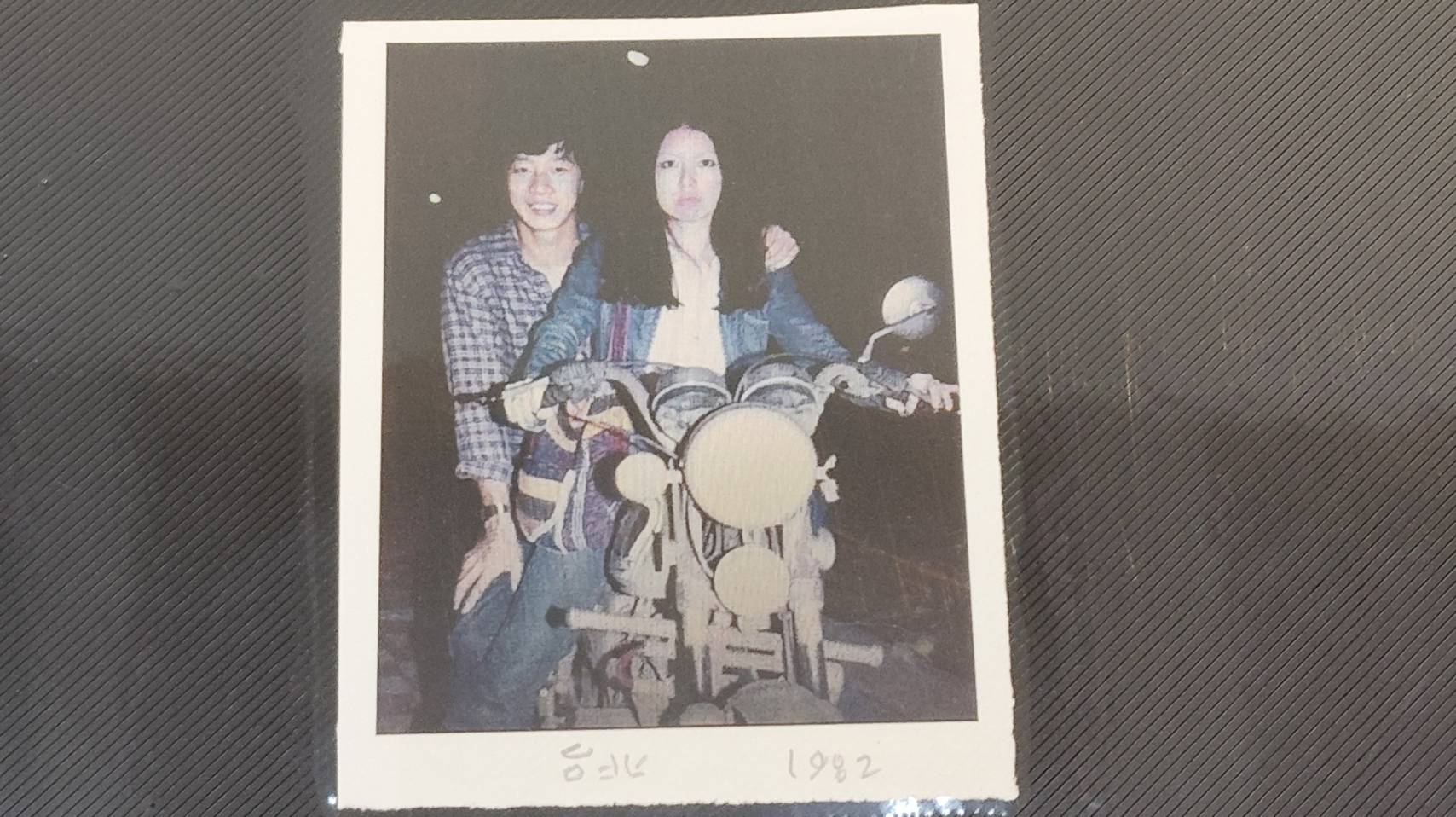 1982年，黃意會與三毛在台北留下合影。(主辦單位提供)