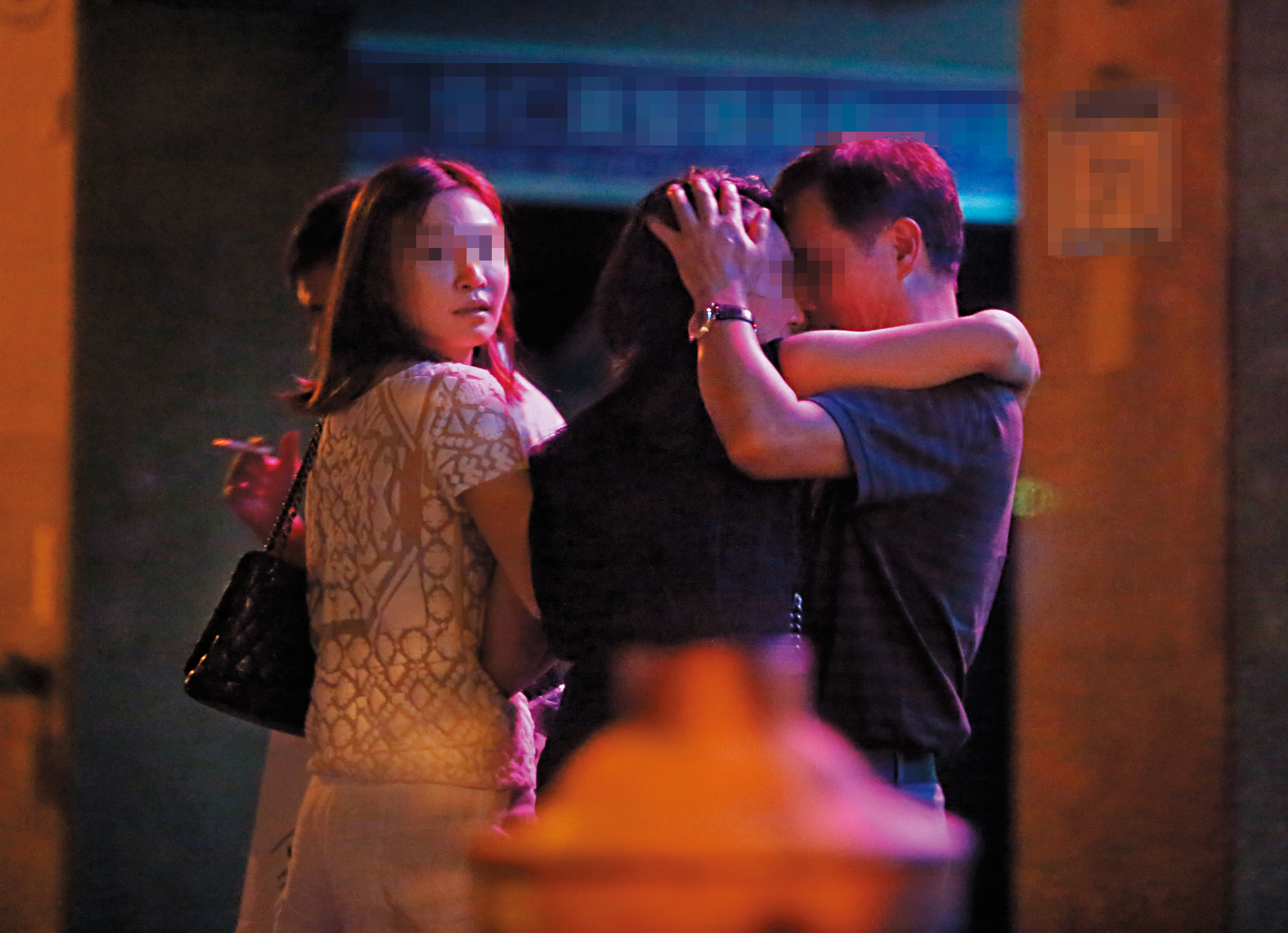 1名正妹喝醉後,忘我地和男客在大街上擁吻。