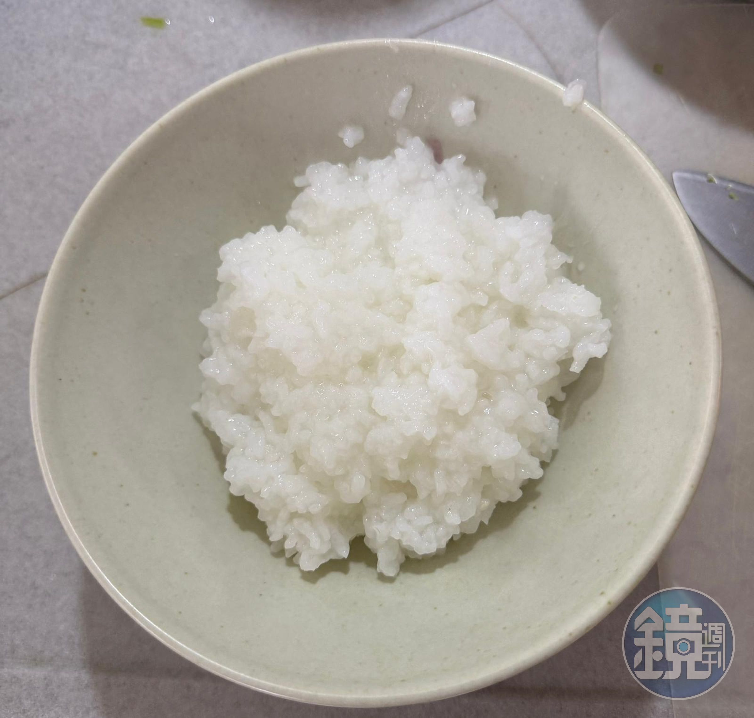 盛稀飯入碗。