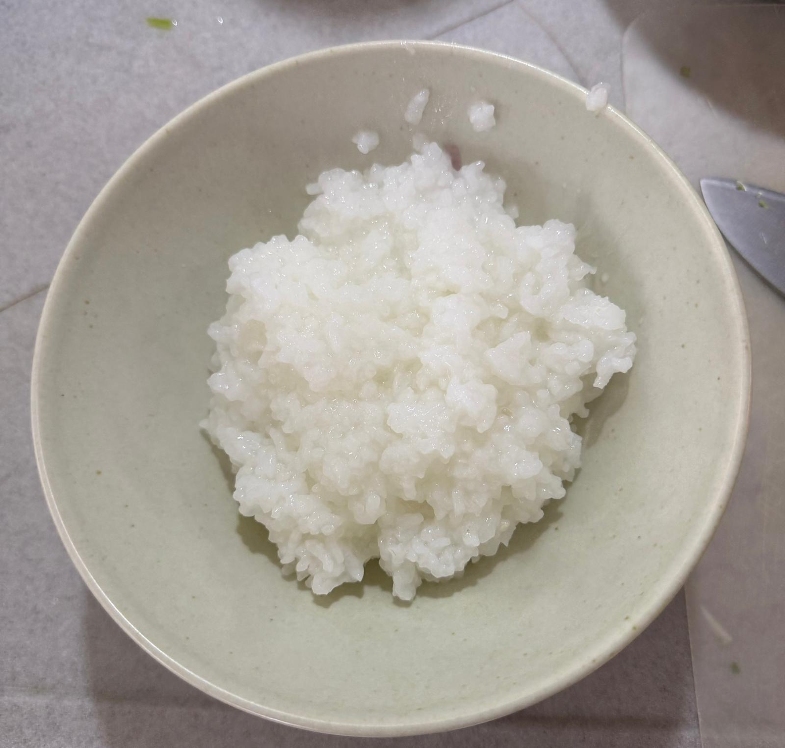 盛稀飯入碗。