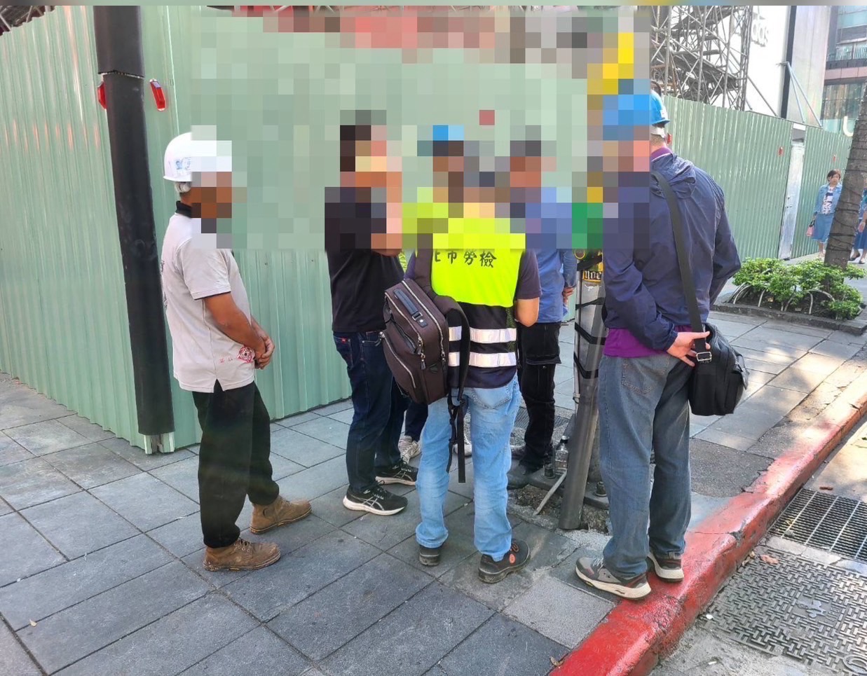 市府建管處及警消人員獲報後到場處理。（翻攝畫面）